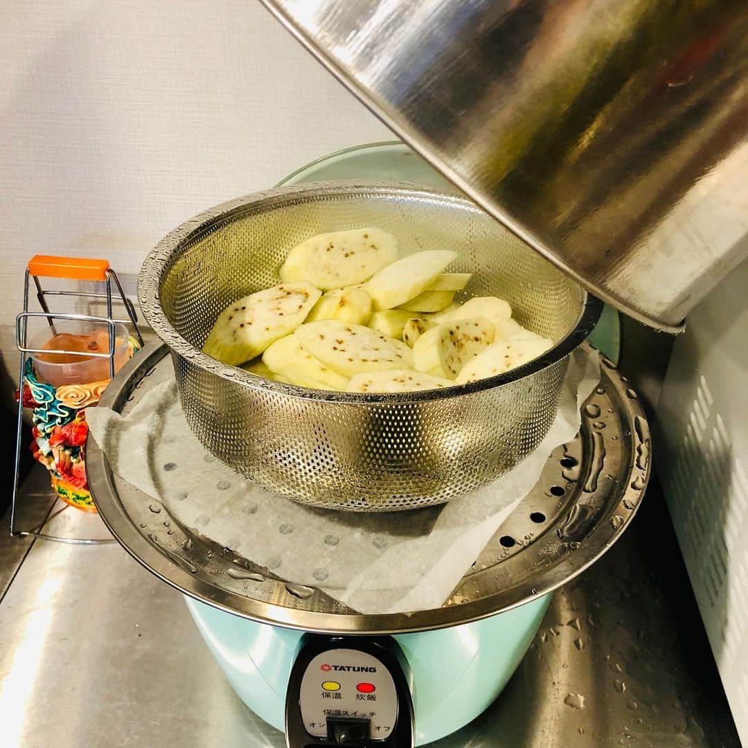 池田有希子さんのインスタグラム写真 - (池田有希子Instagram)「今年買って良かったものですか！もう言うまでもございません…。本日も下段でひよこ豆を茹で上段で茄子を蒸し、フムスとババガヌーシュの極上ディナーを作ってくれました。私、あなたなしでは生きてゆけない体になってしまったの…。 #大同電鍋 #電鍋料理 #hummus #babaganoush」12月25日 20時07分 - yukikoikeda