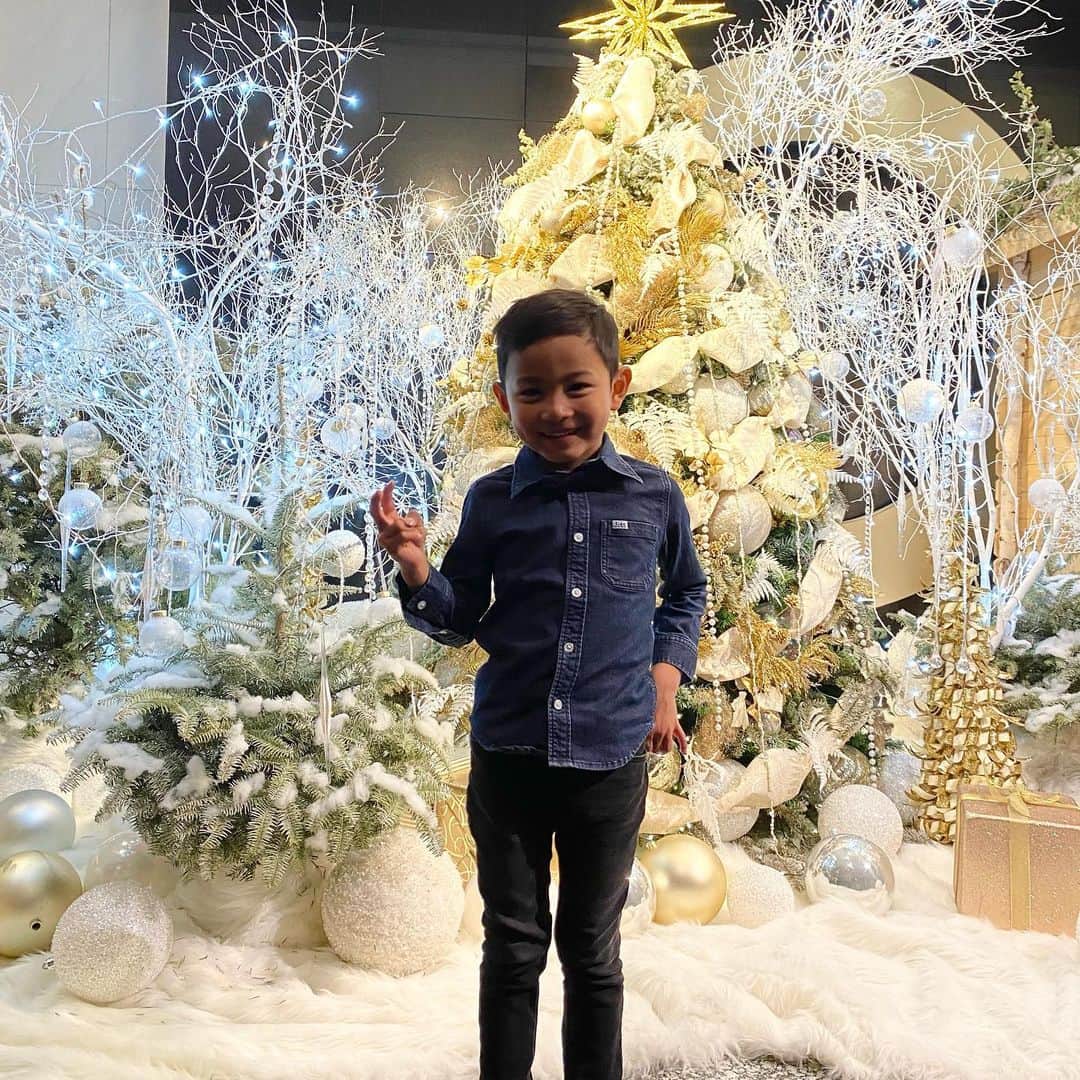 黒宮ニイナさんのインスタグラム写真 - (黒宮ニイナInstagram)「メリークリスマス🎁🎄🎉 今年は👨🏽サンタからのプレゼントで束の間の家族ディナーと🎅さんに会えるというサプライズ😆  子ども達のキラキラしたお顔見れて私も嬉しかった🥰 色々😷対策しながら、ほんの少し特別な時間が過ごせていい思い出になりました😚  息子は今日まで幼稚園があったので、朝からお弁当作って幼稚園に送っていつもと変わらない日常に夜ご飯やケーキ🍰の買い出しで慌ただしい😅 @wittamer_japan の🎂美味しすぎて、朝一から娘と猛ダッシュしてGETしてきた💓  息子が習い事行ってる間に娘と、サンタさんは他のお友達のところに行ったかなぁって話しながらクッキー作りをしました🍪サンタさんにひと休みしてもらうためにね🦌🎅☕︎ 我が家は今年も無事にクリスマスを過ごせて一安心です🥺  皆さまもほっこり温かな日でありますように🎄⭐️  #メリークリスマス #クリスマス #クリスマスイルミネーション #クリスマスツリー #クリスマスケーキ#merrychristmas #xmas #家族時間 #サンタさんありがとう」12月25日 20時07分 - niina_pilates0827