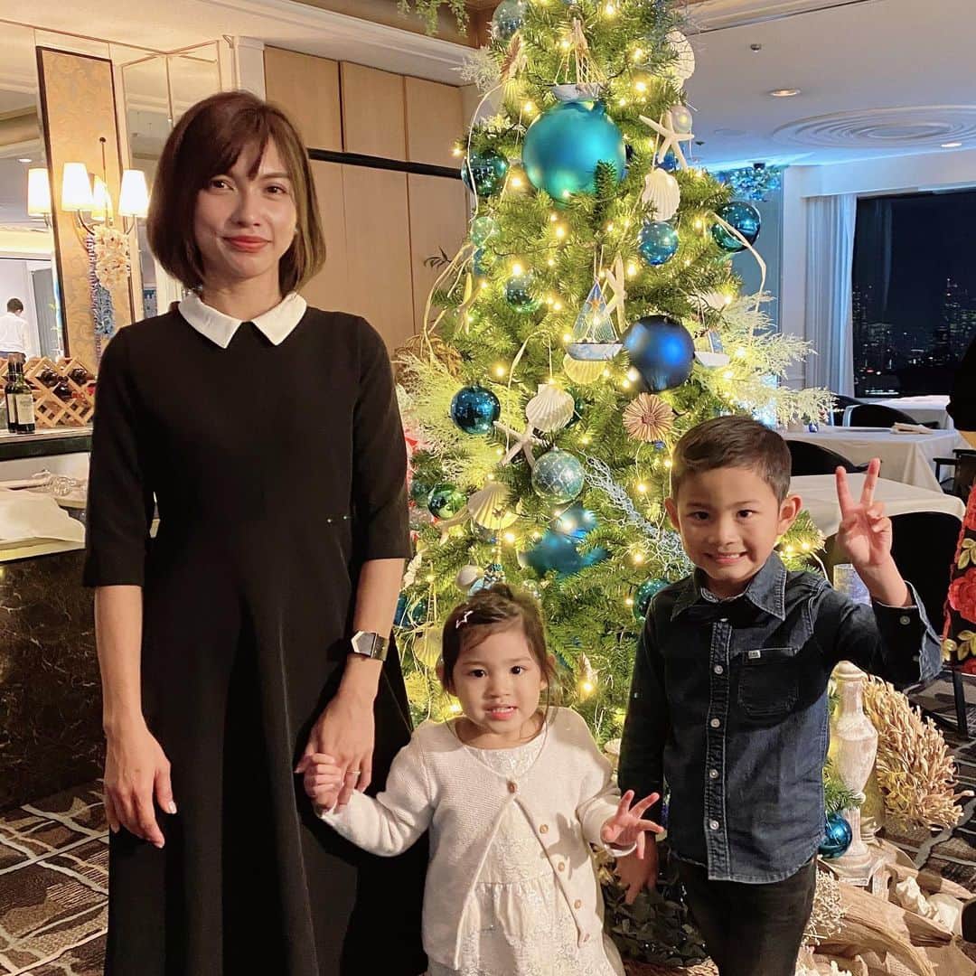 黒宮ニイナさんのインスタグラム写真 - (黒宮ニイナInstagram)「メリークリスマス🎁🎄🎉 今年は👨🏽サンタからのプレゼントで束の間の家族ディナーと🎅さんに会えるというサプライズ😆  子ども達のキラキラしたお顔見れて私も嬉しかった🥰 色々😷対策しながら、ほんの少し特別な時間が過ごせていい思い出になりました😚  息子は今日まで幼稚園があったので、朝からお弁当作って幼稚園に送っていつもと変わらない日常に夜ご飯やケーキ🍰の買い出しで慌ただしい😅 @wittamer_japan の🎂美味しすぎて、朝一から娘と猛ダッシュしてGETしてきた💓  息子が習い事行ってる間に娘と、サンタさんは他のお友達のところに行ったかなぁって話しながらクッキー作りをしました🍪サンタさんにひと休みしてもらうためにね🦌🎅☕︎ 我が家は今年も無事にクリスマスを過ごせて一安心です🥺  皆さまもほっこり温かな日でありますように🎄⭐️  #メリークリスマス #クリスマス #クリスマスイルミネーション #クリスマスツリー #クリスマスケーキ#merrychristmas #xmas #家族時間 #サンタさんありがとう」12月25日 20時07分 - niina_pilates0827