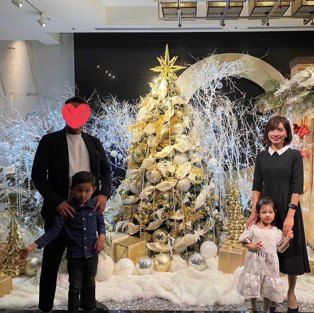 黒宮ニイナのインスタグラム：「メリークリスマス🎁🎄🎉 今年は👨🏽サンタからのプレゼントで束の間の家族ディナーと🎅さんに会えるというサプライズ😆  子ども達のキラキラしたお顔見れて私も嬉しかった🥰 色々😷対策しながら、ほんの少し特別な時間が過ごせていい思い出になりました😚  息子は今日まで幼稚園があったので、朝からお弁当作って幼稚園に送っていつもと変わらない日常に夜ご飯やケーキ🍰の買い出しで慌ただしい😅 @wittamer_japan の🎂美味しすぎて、朝一から娘と猛ダッシュしてGETしてきた💓  息子が習い事行ってる間に娘と、サンタさんは他のお友達のところに行ったかなぁって話しながらクッキー作りをしました🍪サンタさんにひと休みしてもらうためにね🦌🎅☕︎ 我が家は今年も無事にクリスマスを過ごせて一安心です🥺  皆さまもほっこり温かな日でありますように🎄⭐️  #メリークリスマス #クリスマス #クリスマスイルミネーション #クリスマスツリー #クリスマスケーキ#merrychristmas #xmas #家族時間 #サンタさんありがとう」