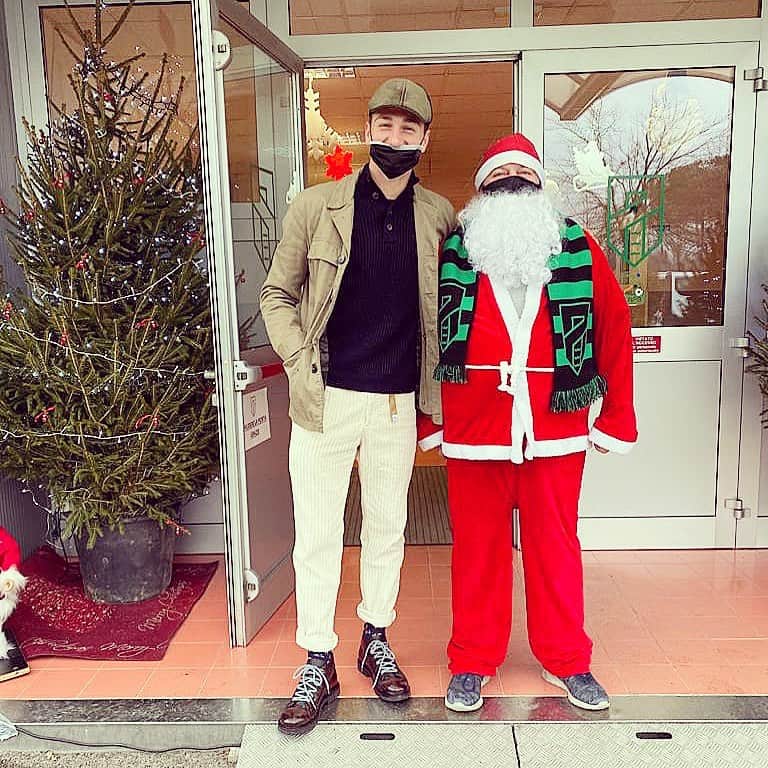 ミケーレ・カンポレーゼのインスタグラム：「La positività è l unica cosa che in ogni momento non deve mai mancare ! 🎁🎄 #Nataleverdenero#Pordenone#babbonatale#PN#mc31」