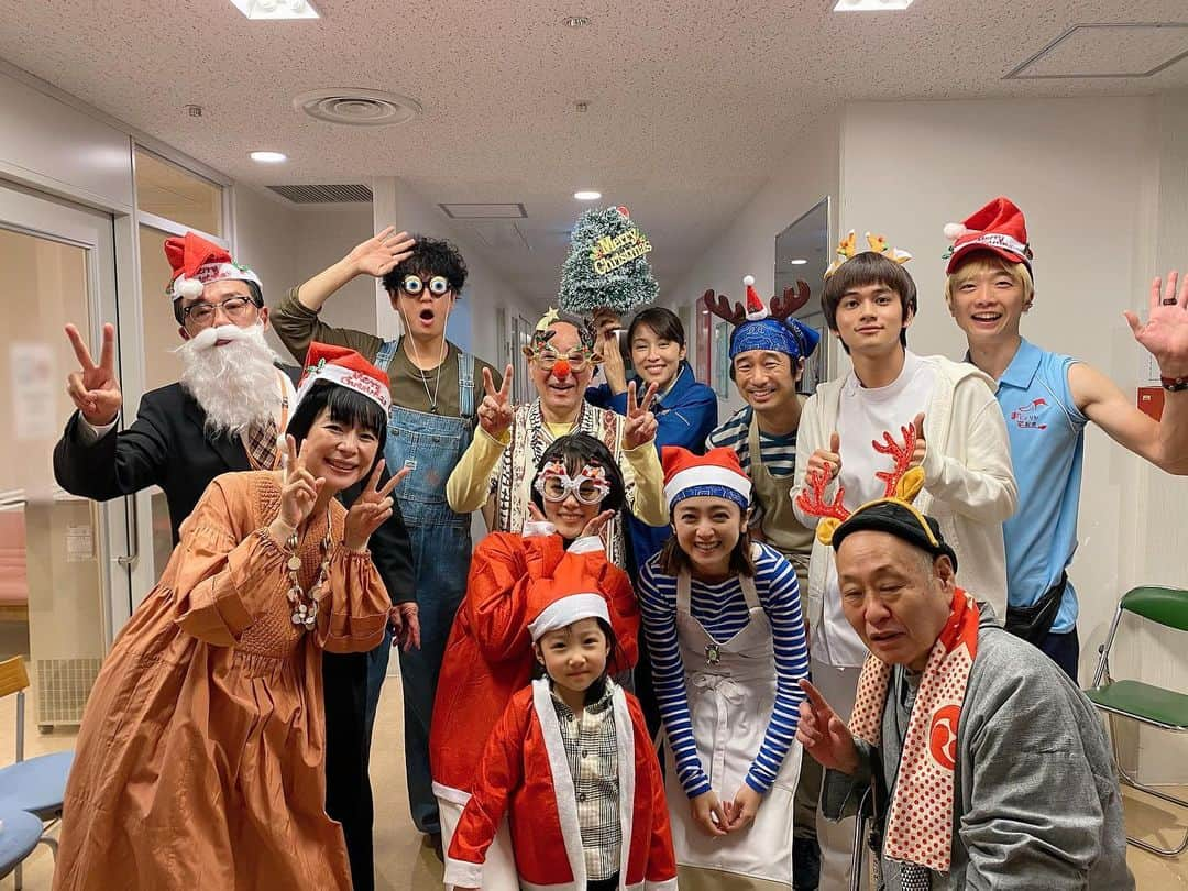 【公式】にじいろカルテさんのインスタグラム写真 - (【公式】にじいろカルテInstagram)「. ⭐️🎄Merry Christmas🎄⭐️  今日はクリスマスですね！ みなさまにもたくさん いいことがありますように😊☆  にじいろサンタから 素敵なお写真のプレゼントです🎅💖  #にじいろカルテ #1人だけクリスマス関係ない人いる #朔先生は何をしているのか #虹ノ村のクリスマス #高畑充希 #北村匠海 #井浦新 #安達祐実 #眞島秀和  #西田尚美 #モト冬樹 #池田良 #光石研 #泉谷しげる #水野美紀  .」12月25日 20時00分 - nijiirokarte