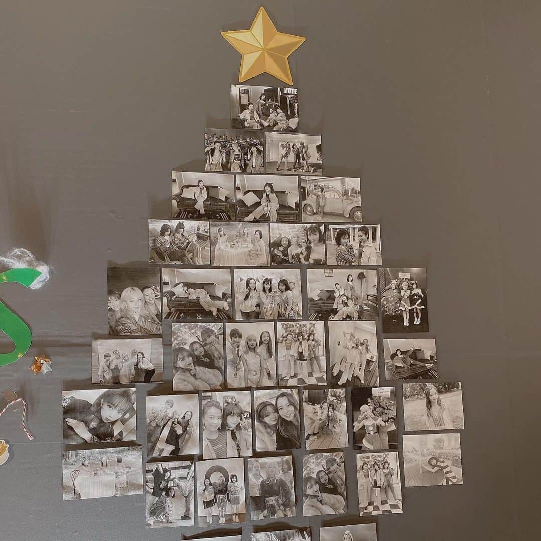 野田真実さんのインスタグラム写真 - (野田真実Instagram)「． ． ． クリスマス配信見ていただけましたか？ ． 背景はこんなオシャレなクリスマスツリーでした🎄 ． スタッフさんが私達の写真を並べてくださいましたよ、、！ ． とても可愛いし、今までの思い出とか蘇ってくるようなツリーでした🌟 ． ． #クリスマス #クリスマスツリー #写真 #photo #写真ツリー」12月25日 20時00分 - noda_mami_