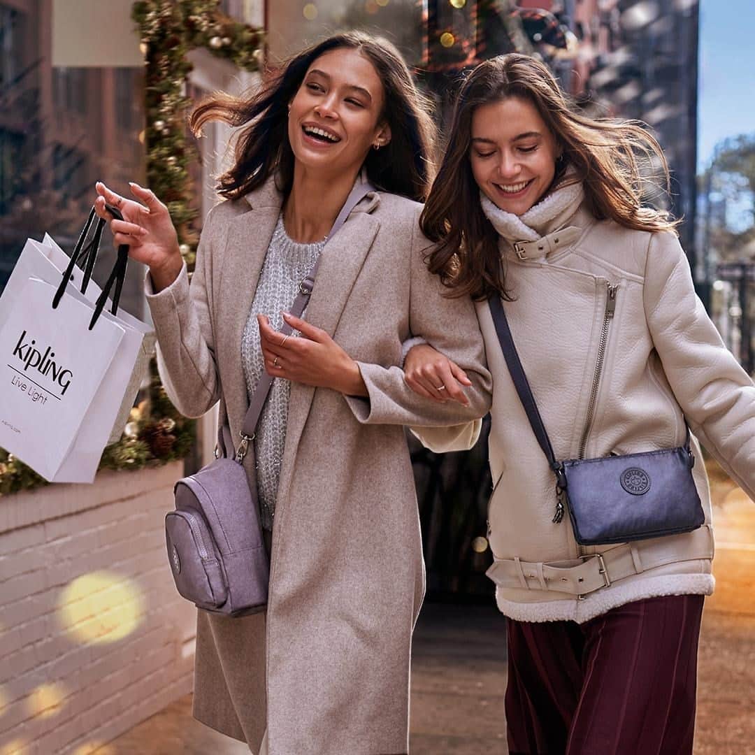 のインスタグラム：「For us holidays means one thing: share happiness. #LiveLight 🥰」