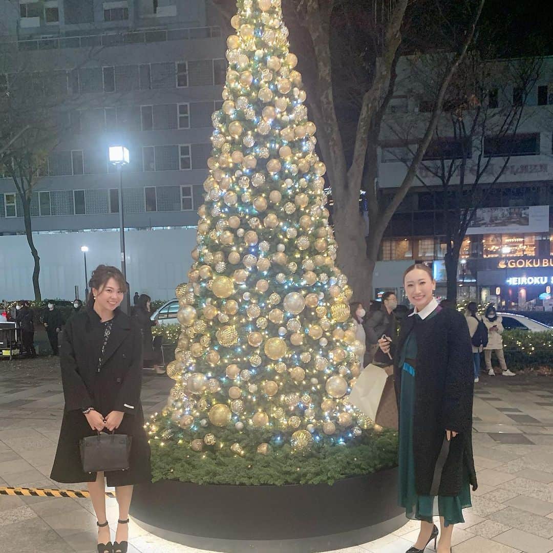 のインスタグラム：「メリークリスマス🎄🎅🎁💝 素敵な時間をお過ごしください☺️♪ . この前のユキナとクリスマスツリー🎄前で撮ったやつ📸 .」