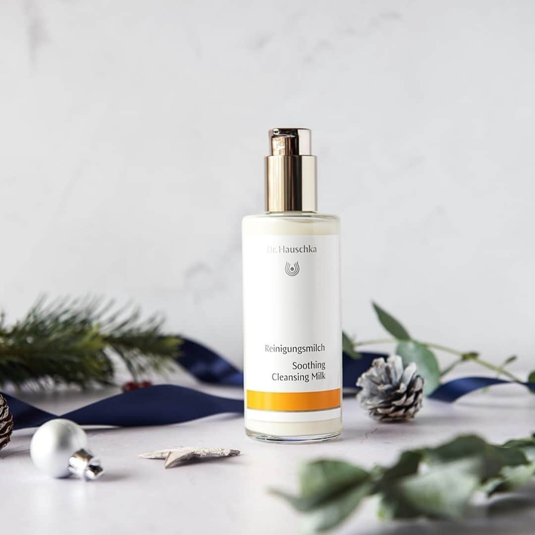 Dr. Hauschka Japan ドクターハウシュカさんのインスタグラム写真 - (Dr. Hauschka Japan ドクターハウシュカInstagram)「MERRY CHRISTMAS TO YOU 🎄⁠ .⁠ .⁠ 楽しくもすこし慌ただしい年末年始は、界面活性剤フリー＆100％天然由来のマイルドクレンジングでお肌に優しくケアをしてゆきましょう。⁠ .⁠ .⁠ 良質な植物オイルでメイクをしっかりオフしながら、⁠ 天然香料を使った香りにも癒されてください。⁠ .⁠ .⁠  #Drハウシュカ#ドクターハウシュカ#ナチュラルコスメ#オーガニックコスメ#スキンケア#オーガニックスキンケア#ナチュラルメイク#敏感肌#おこもり美容#メイクアップ#ゆらぎ肌#クレンジング#クレンジングミルク#肌に優しい#ノーファンデ#クレンジング #ご自愛コスメ#おうち時間#肌質改善#おこもりケア#マイルドクレンジング#オーガニックコスメ好きな人と繋がりたい#丁寧な暮らし#スキンケア難民#スキンケア大事#スキンケア#スキンケア好きさんと繋がりたい#肌荒れ#シンプルケア#界面活性剤フリー」12月25日 20時02分 - drhauschkajapan