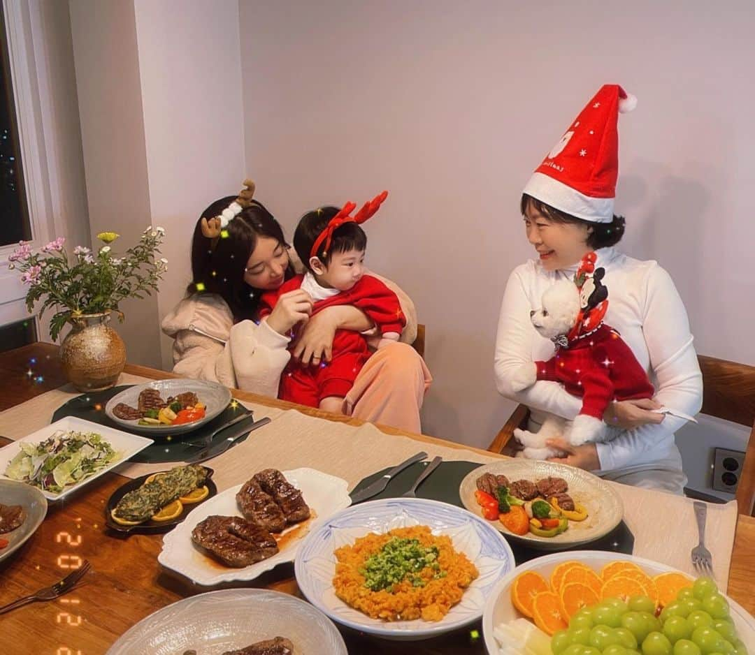 チョ・ミニョンさんのインスタグラム写真 - (チョ・ミニョンInstagram)「조유안의 첫 크리스마스🎅🏻 민기삼촌 얼굴에서 내얼굴이 보여서 자꾸 수염난 나같아서 올리지말까? 100번 고민한 사진 (･̆⍛･̆) 민기삼촌 사진보고 엄마 하는 말,  “ 너는 안경 벗지마라 ! ㅋㅋ๑˃́ꇴ˂̀๑ㅋㅋ ⠀⠀⠀⠀⠀⠀⠀ 온 가족이 이래저래 분장하면서 유안이 즐겁게 해줬는데 행복해하는 모습에 다들 힘들어도 솜사탕 처럼 사라르 녹아버리는데 ´͈ ◡ `ෆ  단 한명 녹지않는 그 사람 유안이때문에 심기가 많이 불편하셨대유🤣 #시종일관저표정 #나중에는물려고함 ⠀⠀⠀⠀⠀⠀⠀」12月25日 20時01分 - xxjominxx