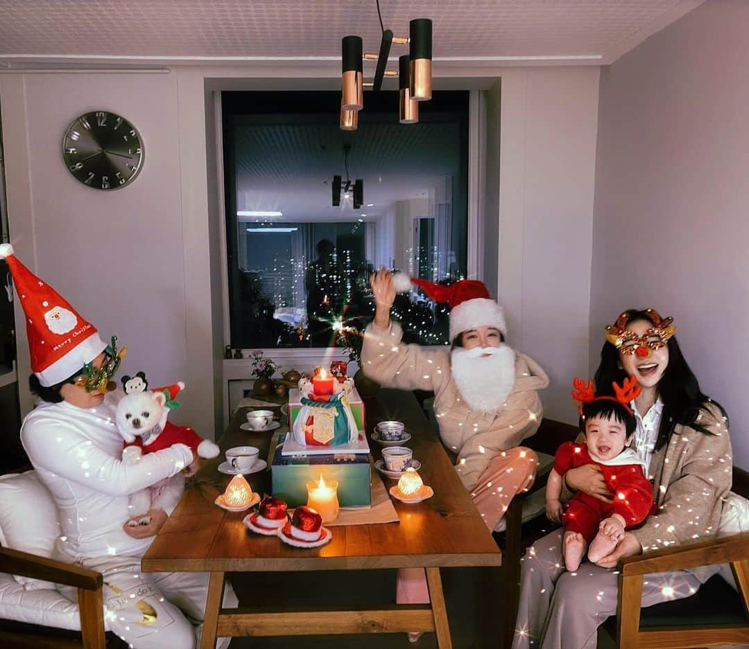 チョ・ミニョンさんのインスタグラム写真 - (チョ・ミニョンInstagram)「조유안의 첫 크리스마스🎅🏻 민기삼촌 얼굴에서 내얼굴이 보여서 자꾸 수염난 나같아서 올리지말까? 100번 고민한 사진 (･̆⍛･̆) 민기삼촌 사진보고 엄마 하는 말,  “ 너는 안경 벗지마라 ! ㅋㅋ๑˃́ꇴ˂̀๑ㅋㅋ ⠀⠀⠀⠀⠀⠀⠀ 온 가족이 이래저래 분장하면서 유안이 즐겁게 해줬는데 행복해하는 모습에 다들 힘들어도 솜사탕 처럼 사라르 녹아버리는데 ´͈ ◡ `ෆ  단 한명 녹지않는 그 사람 유안이때문에 심기가 많이 불편하셨대유🤣 #시종일관저표정 #나중에는물려고함 ⠀⠀⠀⠀⠀⠀⠀」12月25日 20時01分 - xxjominxx