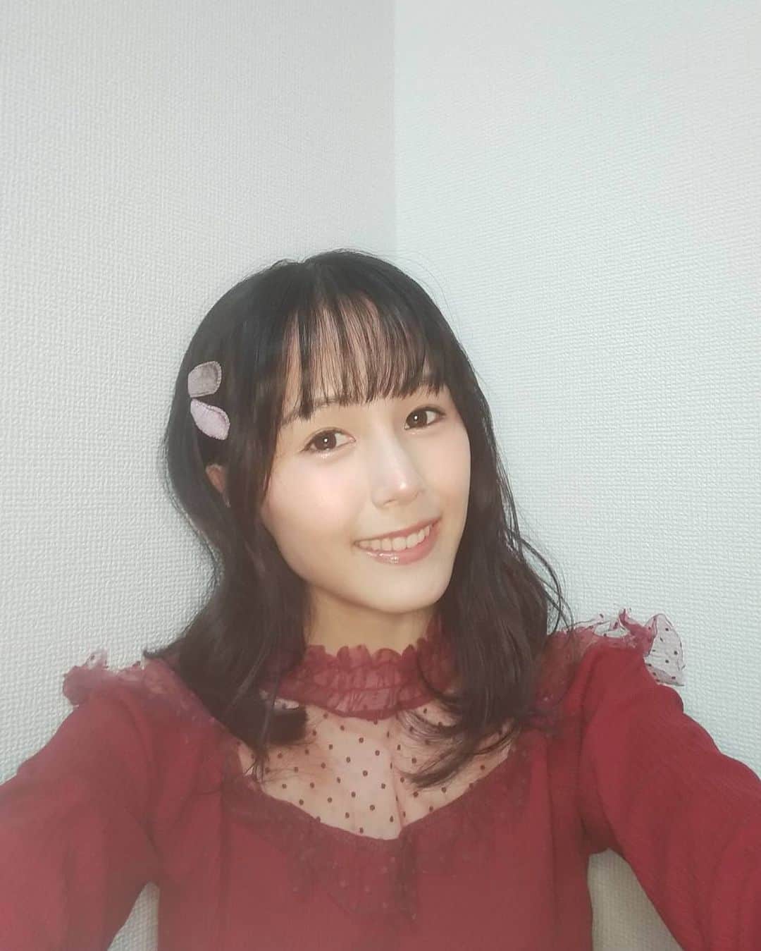高橋紗妃のインスタグラム：「. . メリークリスマスっ . . お忙しい中、1時間お付き合いいただきありがとうございました！ . 虫さんは、寒いだろうけど追い出しました。 これで安心してラジオできるよ。 . . おうち時間の多かった今年、 最後の最後にみなさんとお時間過ごせてとっても楽しかったです。 ありがとー。 . . さらに！今日は、22:30から . FMコザ 楽屋deトーク 甲斐千尋の『 かいちーと夜ふかしでぃ』 http://jjpromotion.com/kai_radio_jj.html . こちらに、ふゆちゃんとせなちゃんとゲスト出演させていただきます！ たのしみだぁぁあー . . 一緒に夜更かししてくださいっ . .」