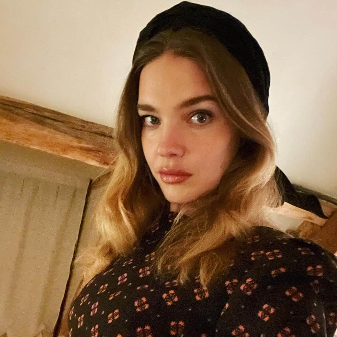 ナタリア・ヴォディアノヴァのインスタグラム：「Thank you @ruslanbaginskiy_hats for this effortless Xmas style 🌚🎁 and I really don’t know what I would do when need to look good in 15 minutes without @ulyana_sergeenko_moscow dresses 🥰🥰🥰🎄❤️🎅🏼 Мои Дед Мороз @ruslanbaginskiy_hats и Снегурочка @ulyana_sergeenko_moscow в этом году 🥰🎁🙏❤️🎄🎅🏼」