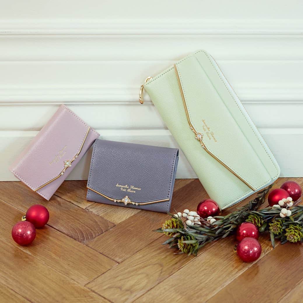 のインスタグラム：「HAPPY HOLIDAYS !! 🎅🏻❤️ 素敵な1日になりましたか？  🎁 最大¥2,000OFF の スペシャルクーポン配信中❗️ 詳しくは公式アプリにて❤️ 12.26 9:59まで✨✨  #samanthathavasapetitchoice #サマンサタバサプチチョイス #christmas#クリスマス」