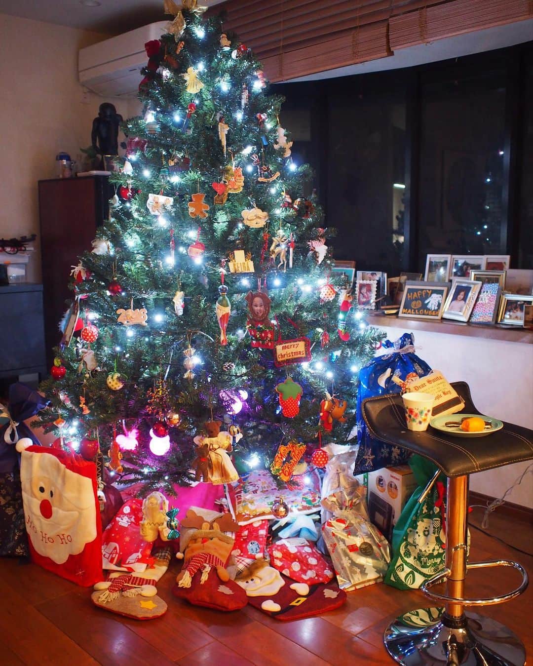 藤本恵理子のインスタグラム：「Merry Christmas 🎄   アメリカでは枕元ではなくツリーの下に全員分のプレゼント置くんですよね🎁サンタさん&親戚たちからのプレゼントたち。 娘は前夜サンタさんとトナカイにミルクとクッキーと人参を置いてました。 朝起きて、クッキーと人参かじられてる‼️プレゼントがある‼️と娘のテンション爆発。  3枚目は自分へのプレゼント  メリークリスマス🎄 #christmas #merrychristmas #christmastree #present #クリスマス」