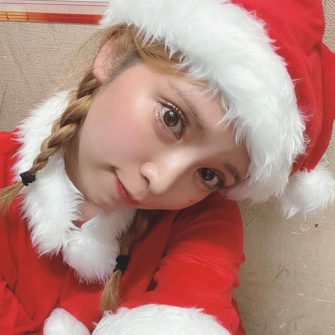 坂口杏里のインスタグラム：「21:00からおります🙆‍♀️✨ メリークリスマスは、、  club  SLOW 新宿区歌舞伎町1-9-6 三経32ビル3F 0332008522  で、杏里と楽しい時間を過ごしましょう🎄💕🤶🥰  Lastまでいまーす😋✨」
