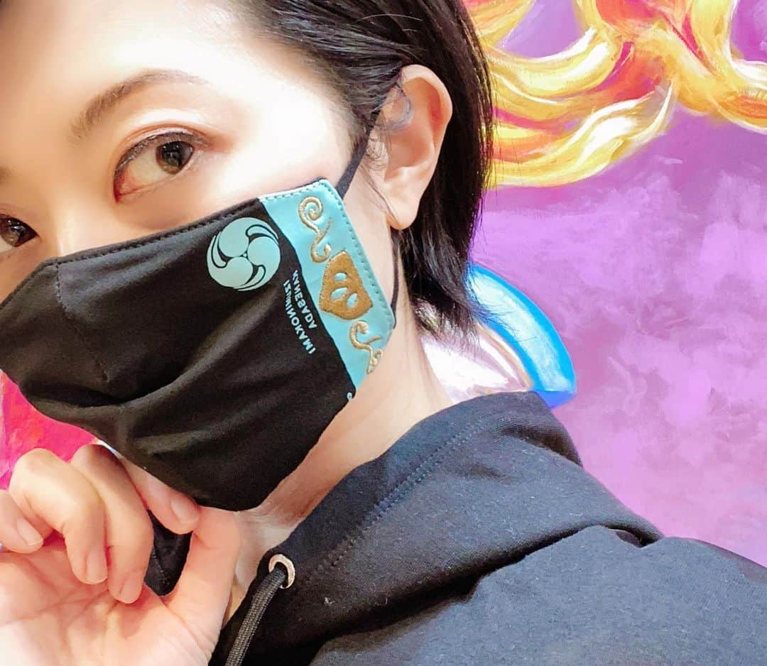 みやざきやすこさんのインスタグラム写真 - (みやざきやすこInstagram)「❤️推しマスク❤️  刀剣乱舞ミュージカルの 和泉守兼定のマスクだよん❤️  来年の寿乱舞音曲祭のグッズの一つなんだ〜。  #刀剣乱舞 #とうらぶ #刀剣乱舞ミュージカル #刀剣乱舞好きと繋がりたい #和泉守兼定 #兼さんかっこいい #みやざきやすこ #育乳女神」12月25日 20時08分 - yasuko.miyazaki333