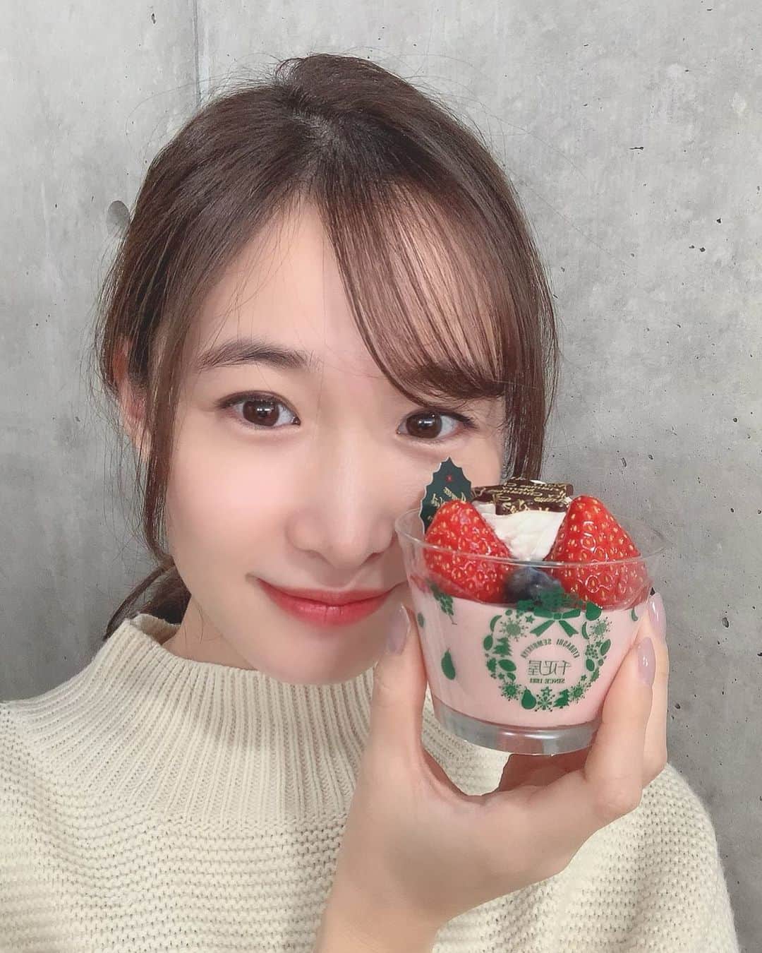 吉田友利恵のインスタグラム：「🎄 今日現場でいただいたクリスマスケーキ☺️ 梅ちゃんからいただいたチーズケーキも美味しすぎて 帰りにもう一つ貰いました。 そして帰りにケーキを３つ買って帰りました。。。 今日だけだからさ、うん、いっぱい食べる。(笑) #私の胃袋どうした #甘いものは別腹どころじゃない」