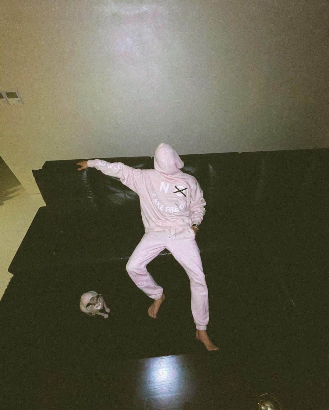 BamBam のインスタグラム：「Merry Christmas 🎄🎁 Have a good time with your family and friends💚」