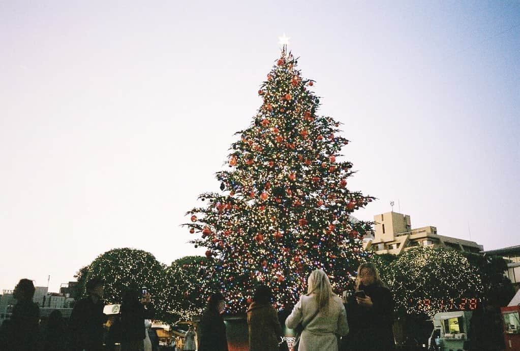 上國料萌衣のインスタグラム：「﻿  Merry Christmas🌟﻿ ﻿ 毎年ですが、私はクリスマスイブにホームアローンをみてチキンやケーキを食べるので、クリスマス当日は何もしません😅 ﻿ みなさん、どんなクリスマスをお過ごしでしょうか？✨🎅🏻🎄🎁⛄✨﻿ ﻿ ﻿ ﻿ ﻿ ﻿#merrychristmas🎄 #写真は去年の冬 #もう年末ですね〜」