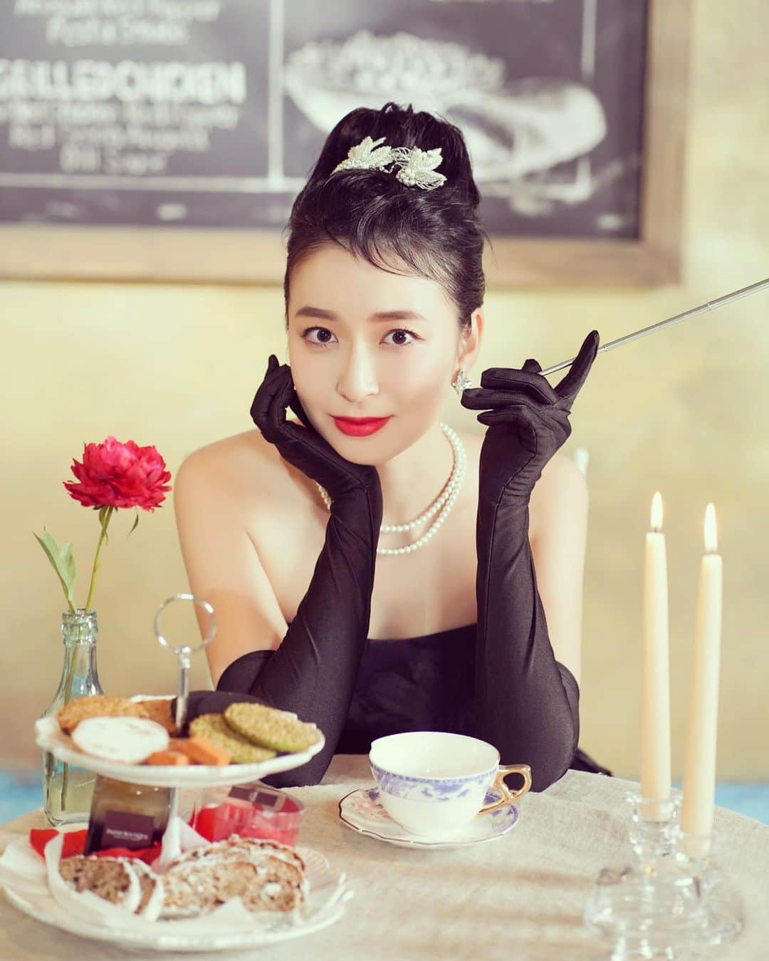 岩間恵のインスタグラム：「Merry Christmas🎄🎁  もはやウェディング関係ないけど 黒ドレス着るから再現したくて...！  みなさま良いクリスマスを💕  #ティファニーで朝食を #breakfastattiffanys #オードリーヘップバーン #自己満足の世界です ※」