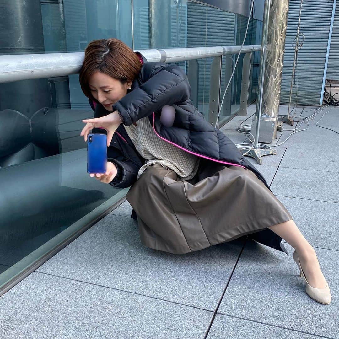 篠原光のインスタグラム：「. 今年のZIP!は今日で終わりでした。 いつも見ていただきありがとうございます！  2020年は本当に色々ありましたが、僕の超個人的ハイライトはこちら。  感染対策でリモートスタジオからお送りするようになり、これまでより少人数になりました。 被写体も、カメラをお願いする人も少なくなりました😭  「お互いで何とかするしかないか🤔」 と、これはこれでわいわいやっておりました。  大事な写真を徳島さんに頼むのは、 こんなに本気で撮って下さるからで！😂  . #名カメラマン #徳島えりか @tokushima_erika   #いや頭 #めりこんでる #いや足首 #伸びきってる #スパイダーマンしかしないポーズ  #ポーズで笑っちゃって撮れた #いい写真がたくさん #名作の裏側 #いつもありがとうございます」