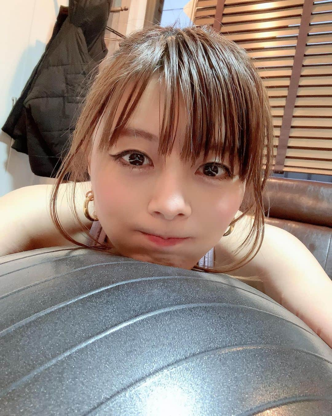 satomiさんのインスタグラム写真 - (satomiInstagram)「昨日が(@vertokyo )でのラスト トレーニングでした🏋️‍♀️ ・ 世の中クリスマスモードの中トレーニング してました🎄💕 ・ 約1年週一ペースで通わせて頂きました♪ 感謝でいっぱいです💕 だいぶスクワットも腹筋も強化できました‼️ ・ 感謝でいっぱいです🥺🥺 ・ #ヴェルトレ  #筋トレ  #パーソナルトレーニング  #筋肉 #シックスパック #ライザップ #トレーニングウェア #北千住 #北千住ジム #トレーニング動画  #筋トレ女子 #フィットネス女子 #トレーニングウェア #プロテイン  #ダイエット  #北千住 #北千住グルメ #イケメントレーナー #美人トレーナー　 #yoga #腹筋女子」12月25日 18時33分 - saatoomii47