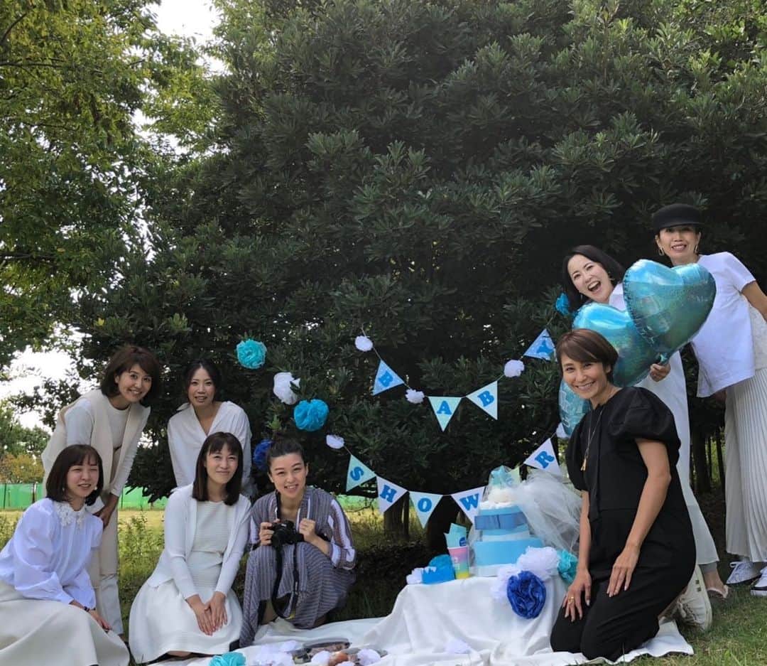 森上亜希子のインスタグラム：「Throwback！ 大好きな心友がサプライズで開いてくれたBaby shower!  1人はわざわざ横浜から駆け付けてくれた‼️ 私のこのビックリした顔🤣  この歳になってbaby showerしてもらえると思ってなかったから本当にビックリした〜‼️  涙涙だったわ‼️  みんな、改めてありがとね❤️ みんなのお陰でなかなか辛かった妊婦生活を乗り越える事が出来たよ〜‼️  #心友 #もはや #ママ友ではない #感謝 #babyshower  #大好きな人達 #throwback  #テニス #tennis」