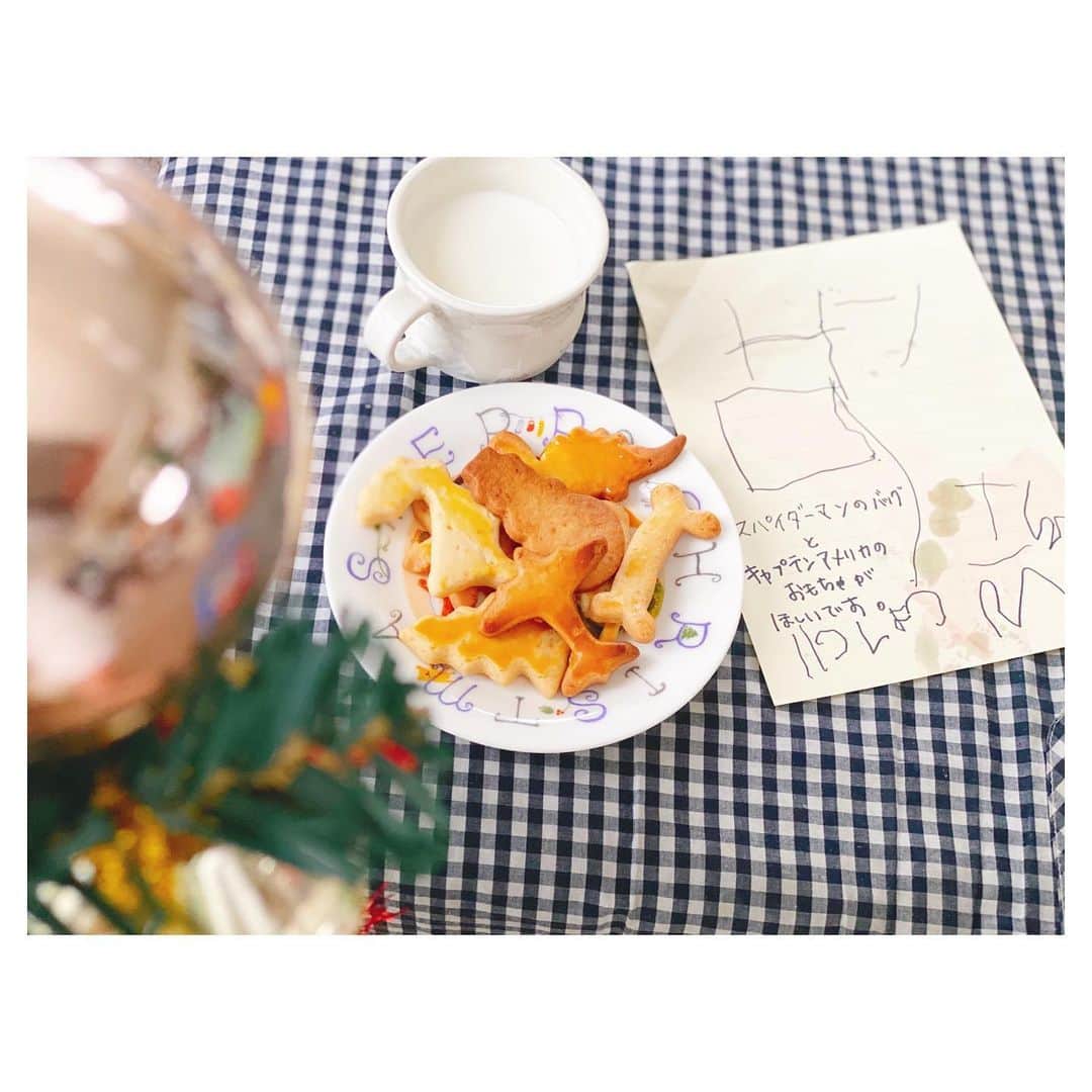 荒川れん子のインスタグラム：「His request for 🎅  中々に味のある『サンタさんへ』🤣 雪だるまやトナカイ、クリスマスツリー型に混ざって飛行機や骨のクッキーも作ったのは「サンタさん、骨好きだと思うんだよねー。あと、飛行機あったら、“あ！これに乗って行こう！”って思うじゃん？」とのこと。サンタと犬が混在してる⁉️🤣 . . #christmas2020 #cookies #santaclaus #request #letter #boy #merrychristmas #クリスマス #サンタさんへの手紙 #手作りクッキー #牛乳 #リクエスト #男の子」
