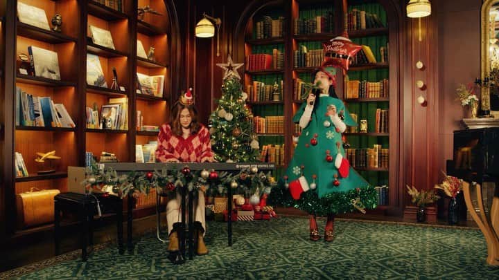 イ・ハイのインスタグラム：「Merry Christmas 🎄  이하이 (LeeHi) - The Christmas Medley 　 이하이의 크리스마스 노래 메들리 영상이 AOMG 유튜브 채널을 통해 공개되었습니다. 많은 관심 부탁드립니다. LeeHi's Christmas Medley video is now available to watch on the AOMGOFFICIAL YouTube channel. - WATCH NOW ON : https://youtu.be/XXVi3TPCmpo - @leehi_hi #이하이 #LeeHi @lescape_hotel #레스케이프호텔 #ForYou #AOMG」