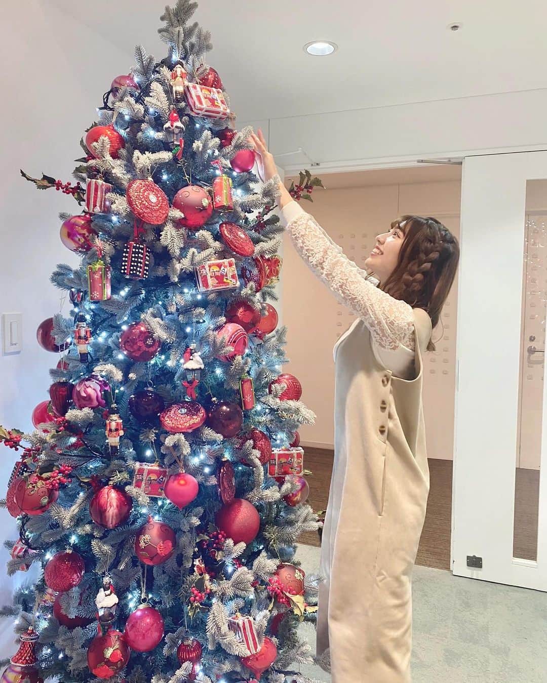小玉梨々華のインスタグラム：「メリークリスマス☺︎ ツリーを見つけるたびに写真撮ってたら 写真フォルダがツリーだらけになってました」