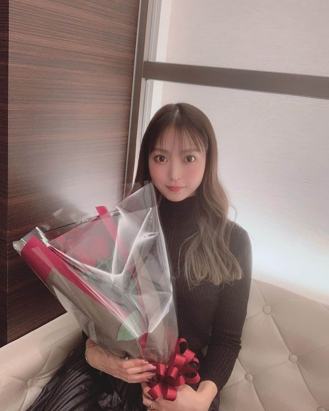 大矢ひな（ヒナ）さんのインスタグラム写真 - (大矢ひな（ヒナ）Instagram)「クリスマスイヴはディナー🎄 また薔薇もらっちゃった🌹✨ おまけにプレゼントも🥰 今日は家族day💕 ． ． ． #クリスマス#クリスマスイヴ #クリスマスディナー#ディナー #シャンパン#薔薇#ブラックコーデ  #完全個室#コロナ対策万全」12月25日 18時39分 - hinao_817