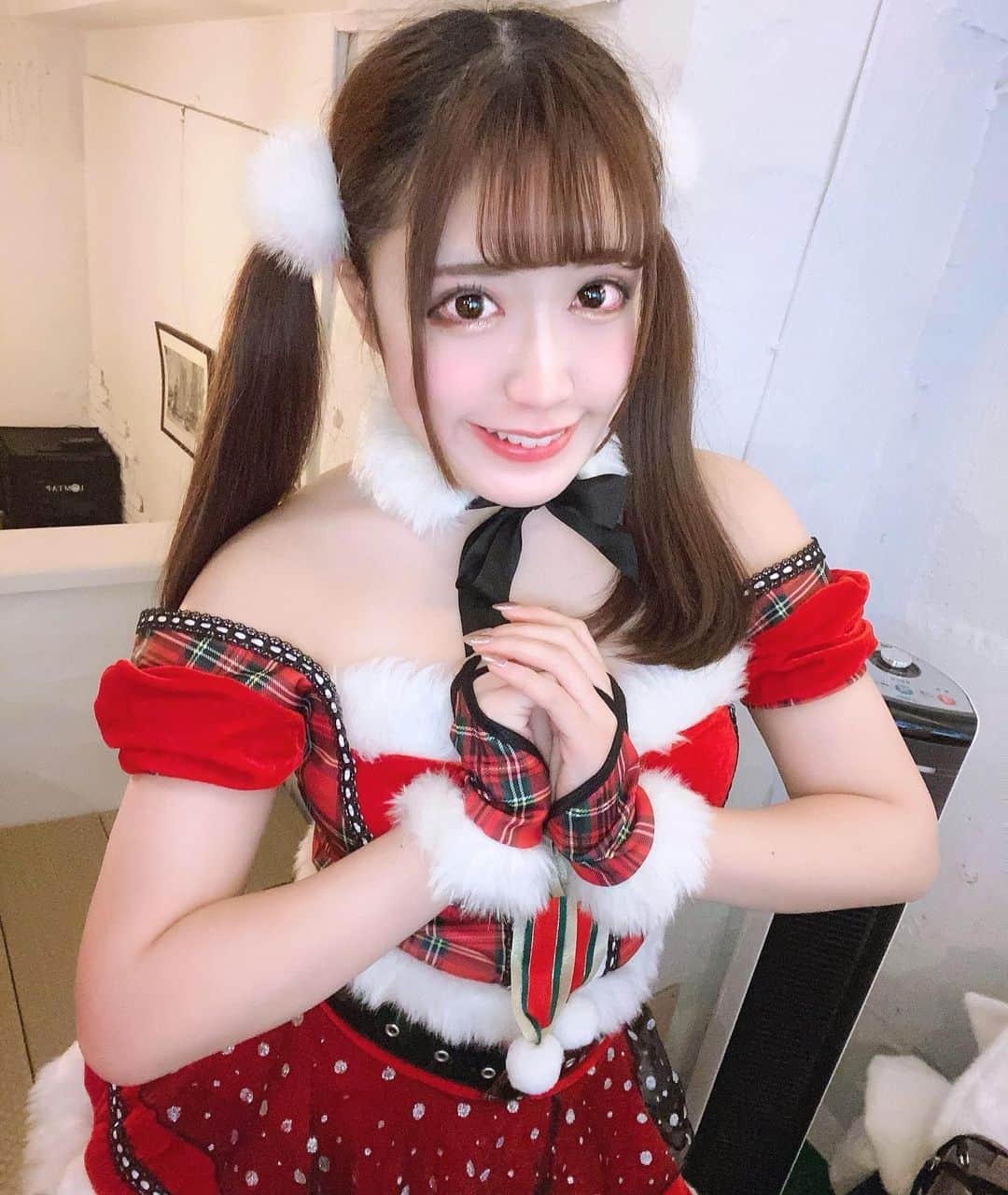 木咲りんのインスタグラム：「* ⋆﻿  25日！MerryChristmas🎅🏻🎁🎄 . 今年はいろんなサンタ着てます🥺💕 ２枚目も見た？😈♡ ⋆ ⋆﻿  * #idol#cosplay#cosplaygirl#japaneseidol#japanesegirl#asiangirls#asianbeauty#アイドル#ハニスパ #ハニースパイス#撮影会 #ロリ#サンタさん#merrychristmas#サンタクロース#撮影モデル#グラビア撮影#コスプレ#コスプレイヤー#コスプレ女子#被写体モデル #秋葉原#谷間#サンタコス#粉我#偶像#コスプレ撮影#りんぐらむ#맛스타그램#인스타푸드」