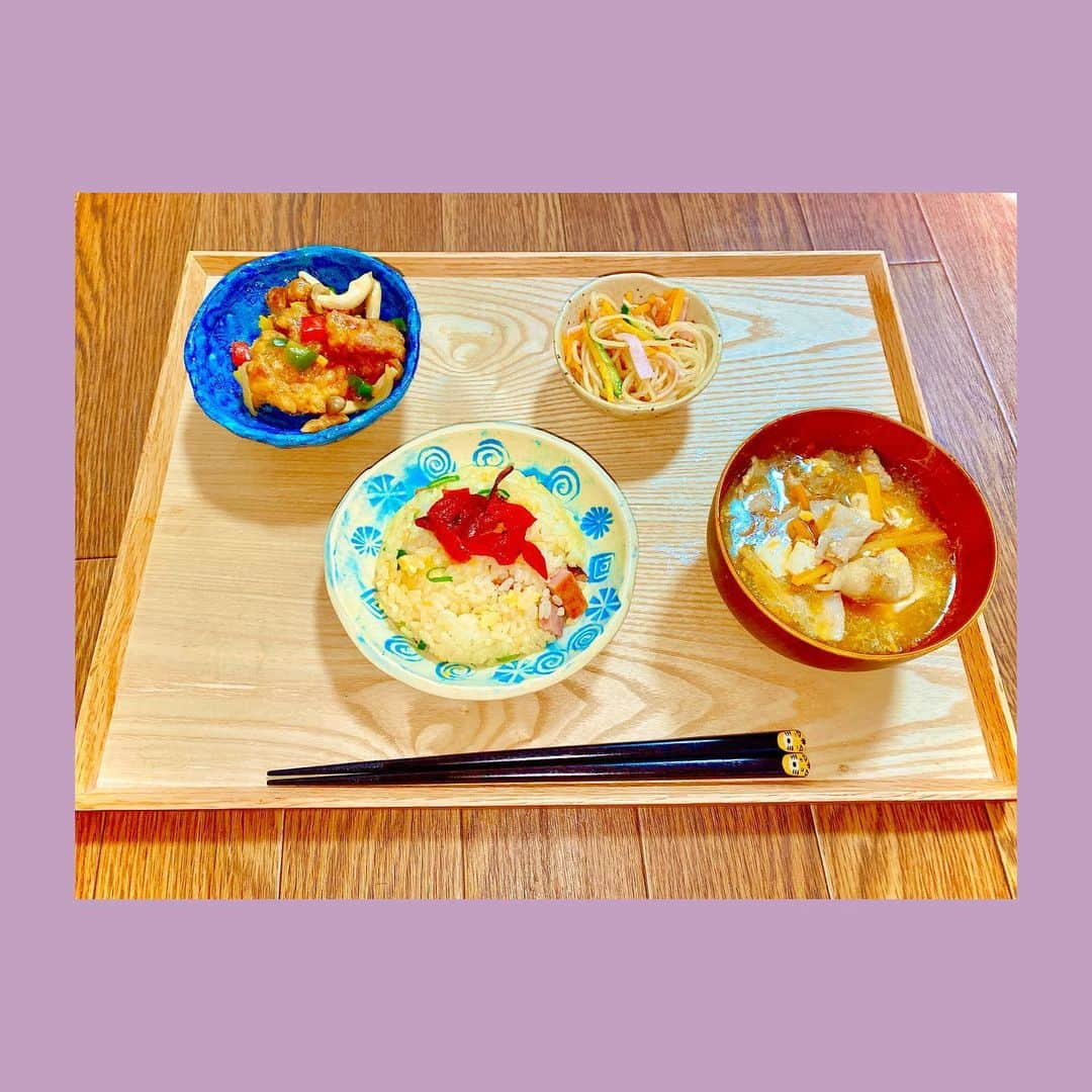 福島雪菜のインスタグラム：「今日の晩ごはん( ˶˙ᵕ˙˶ ) * ✧炒飯 ✧唐揚げとピーマン炒め ✧春雨サラダ ✧酸辣湯スープ * * #手料理❤️ #おうちごはん」