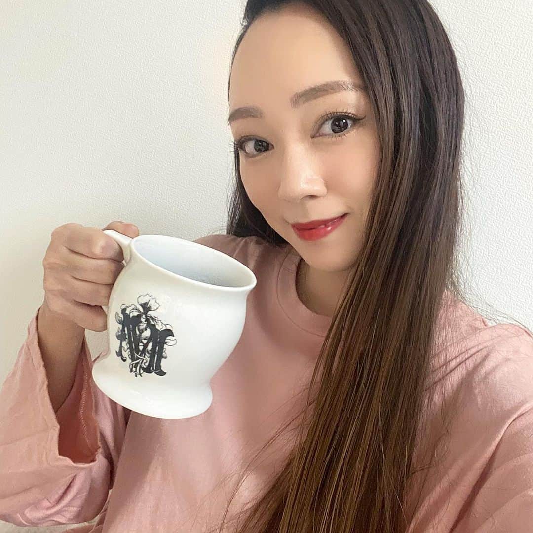 石田美奈子のインスタグラム：「𝐂𝐨𝐟𝐟𝐞𝐞☕️ . コーヒー大好き♡ アイスでもホットでもブラック派です🙋🏻‍♀️ . 家で飲むコーヒーは#C_COFFEE ♡ これ、#ダイエット 中の私にぴったりな#ダイエットコーヒー なんです！✨ 伊那赤松妙炭が脂質を吸着してくれて、 脂質代謝を高める#MCTオイル も配合されているの。 朝食をこれに置き換えたり、コーヒーに含まれるカフェインはエクササイズの脂肪燃焼効果を高めるらしいので、トレーニング前にも愛飲しています☺︎ ブラジル産の100%の豆が使われていて、味もとても美味しい😋 . 公式サイトからの注文は初回半額なので、ダイエット中の方は是非試してみてください♫ . @c_coffee_official . 💆🏻‍♀️ → #minako_beauty . . #coffeetime #dietcoffee #シーコーヒー #チャコールクレンズ #チャコールコーヒー #ダイエット中」