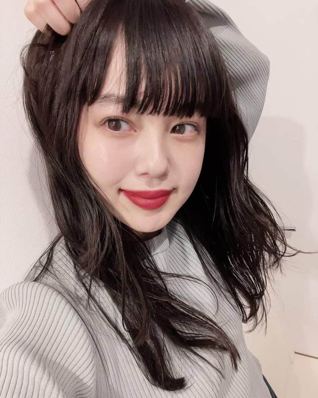 のインスタグラム：「#PR  #ines  最近立て続けにヘアケア関連のライブのお仕事をさせてもらって、地肌ケアの大切さをひしひし感じてて。。夜な夜な時間をかけてするヘアケアが楽しいです！  今は、スカルプ美容エキスパートケアのイネス @ines_official_jp 試してます🛁 ハーバル ジェル クレンズは、ジェルタイプのシャンプーで、地肌に直接つけられるボトルの形状がよかったです。手だと地肌に行き渡らせるのがけっこう難しいから。。使用感は、泡立ちよくすっきり、洗い上がりもさっぱり。男性にも良さそう！  ボタニカル アロマ は、日中、汗や湿気を感じて機能性アロマが香る仕様。香りもその日の気分で選べて、私は夜はシダーウッド&ココナッツ、朝はレモン&バジルが気に入ってます。仕上がりはしっとりさらさら。  他にもスクラブシャンプーやクレイ入りのトリートメントもあるみたい。悩みやニーズに合わせて、普段のお手入れに取り入れられます。これでおうちヘッドスパ気分味わいたい☺️LOFTやAmazonやオンラインで買えます🙌🏻」