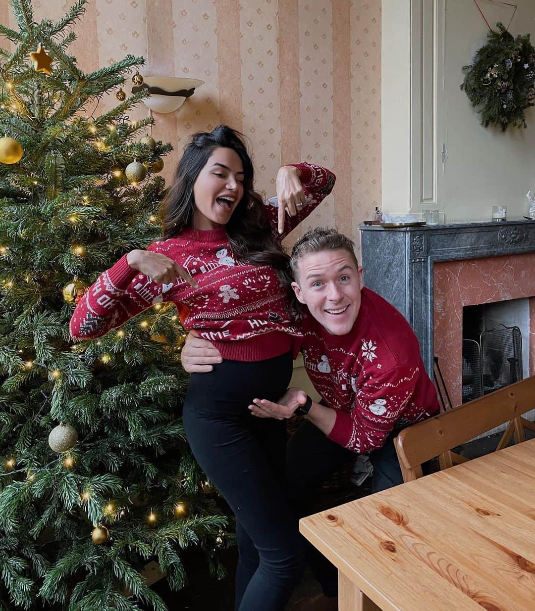 Diipa Büller-Khoslaのインスタグラム：「A very merry Christmas from ours to yours 🤍🎄Where in the world are you celebrating today?」