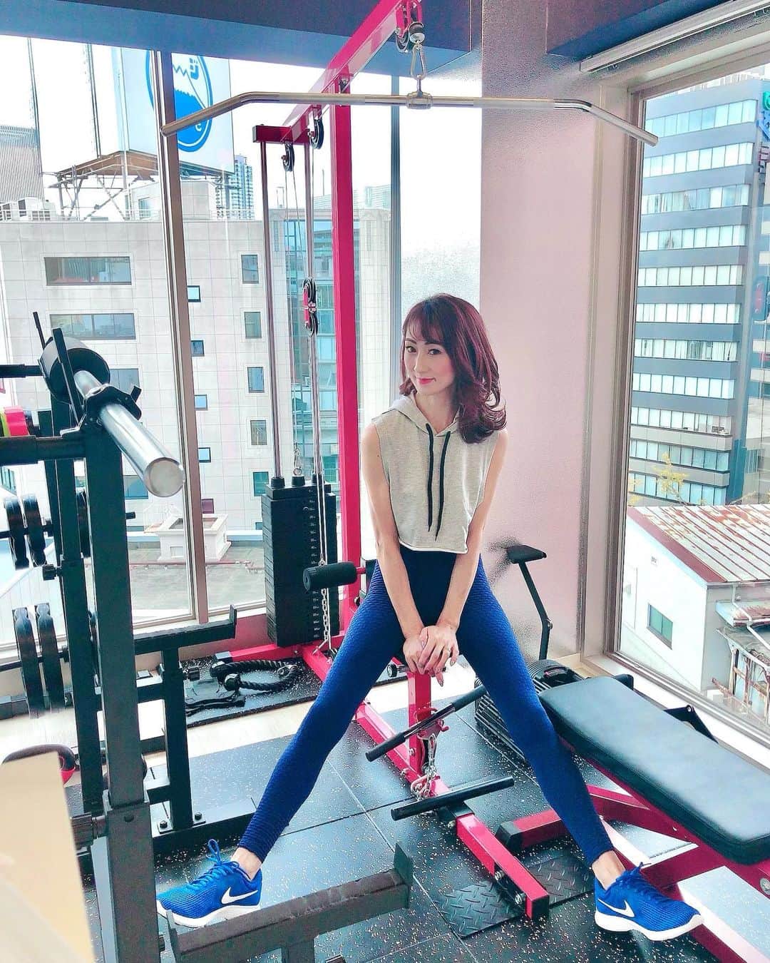 のインスタグラム：「⭐︎⭐︎⭐︎ 前から気になっていた 完全個室のパーソナルジム に行ってきたよ💪💪 ・ " 𝙈𝙔𝙎𝙏𝙄𝙌𝙐𝙀 " 梅田店 @mystique_gym_official ・ ・ 最近 パーソナルジムが増えてて、どこに通うか迷ってたんですよね💦 知り合いのオススメということもあったし、いろいろ調べていると『ココいいなぁ👍』とほんとに思えたので… 早速始めることに❣️ ・ ・ お写真・動画たくさんあるので𝕤𝕨𝕚𝕡𝕖⇨⇨してね♡ ・ ・ 店内は清潔感がありとってもお洒落〜✨窓がおっきくて開放感いっぱいです。 景色を見ながらトレーニングできて、とっても気持ち〜😉💕 ・ ・ 今回 私が体験したトレーニングは ・ ☑︎スクワット…脂肪燃焼、下半身引き締め、代謝アップ ☑︎ラットプルダウン…くびれ作り・姿勢改善 ☑︎クラムシェル… 美尻・ヒップアップ ☑︎フレンチプレス… 二の腕の引き締め ・ ・ " 𝙈𝙔𝙎𝙏𝙄𝙌𝙐𝙀 "は、世界的に認められた認定ライセンスを保有したトレーナーが揃っているので、安心です❣️ 独自のプログラムでしっかりとサポートして下さいますよ。 ・ ・ トレーニング中のトレーナーさんのアドバイスは、ほんと的確っ🤔 ちょっと膝が内に入ってしまうだけで、変なところに力が入っちゃったり💦思っている筋肉にしっかりアプローチできなかったり〜🙈💦 ・ 皆さんもそんな経験ないですか。 きちんとした知識を持ったプロに教わることはやっぱり大事だなって😌✨ ・ ・ ・ コロナ対策もしっかりとされていて、完全個室のマンツーマン❣️ ・ トレーナーの皆さんが優しく丁寧に教えてくれるので、パーソナルジムが初めてという方でも安心だと思います😌 プライベート空間で楽しみながら、質の高いトレーニングができちゃいますよ💪💕 ・ そして、コスパが良い〜🙌 2ヶ月で19800円から通うことができるんです❣️ ・ ・ ・ トレーニングを始めたくてもなかなか踏み出せなかった方、是非この機会に無料カウンセリング受けてみてね♡ ・ ・ 私もこれから通うのが楽しみです💕@mystique_gym_official  @sark1227  ・ ・ ・ ・ 年末ダイエットキャンペーン中❣️ 『 " あや " のインスタ見た！』で特典あります❤️ 入会金0円、更にコースから20パーセントoff ・ ー 𝙈𝙔𝙎𝙏𝙄𝙌𝙐𝙀 — 【住所】大阪市北区西天満2-10-10 BRAVE 西天満 1001 【TEL】06-6232-8387 【HP】http://www.mystique-group.co.jp/index.html ・ ・ ・ ・ #パーソナルジム #MYSTIQUE #ミスティーク #完全個室 #マンツーマン #トレーニング #ワークアウト #トレーニング女子 #ボディメイク #ボディメイク女子 #筋トレ #美尻 #くびれ #脂肪燃焼 #代謝アップ #食事制限 #フィットネス #ダイエット #トレーニングウエア #大阪 #梅田 #天満」