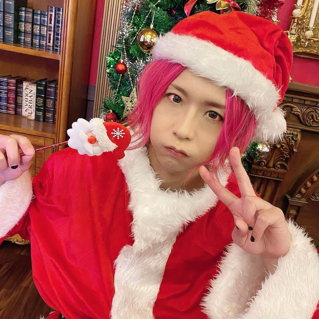 己龍さんのインスタグラム写真 - (己龍Instagram)「🎄メリークリスマス🎄  12.24 己龍の今夜は寝かさNight☆vol.2 ご視聴ありがとうございました😊  #己龍 #kiryu #一色日和生誕祭 #黒崎眞弥 #酒井参輝 #九条武政 #一色日和 #遠海准司 #メリークリスマス🎄 #眞弥サンタからのメッセージ付き」12月25日 18時45分 - kiryu_official_1216