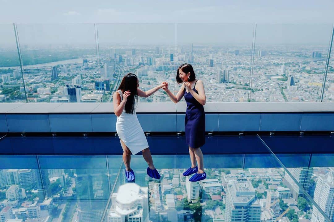 タイ国政府観光庁さんのインスタグラム写真 - (タイ国政府観光庁Instagram)「・﻿ ＼✨今週も1週間お疲れ様でした✨／﻿ ﻿ タイで一番高い場所❗️「マハナコーン・スカイウォーク」からの写真をお届け📸﻿ ﻿ マハナコーン・スカイウォークは、キングパワー・マハナコーンビル最上階の78階にある新名所🏙✨その高さは、国内最高となる314mです😳 ‼️﻿ ﻿ 屋内外にある観覧エリアからは、バンコクのパノラマビューが360度見渡せるほか、ガラス張りの床から見下ろす景色は壮観👏﻿ ﻿ すぐ下の76、77階にできた「マハナコーン・バンコク・スカイバー」を利用するのもおすすめです❤️﻿ ﻿ 皆さま、体調に気をつけてよい週末をお過ごしください☺️﻿ ﻿ #タイ #バンコク #マハナコーンスカイウォーク #キングパワーマハナコーンビル #キングパワーマハナコン #マハナコーンバンコクスカイバー #高いところが好き  #こんなタイ知らなかった #はじめてのタイ #もっと知りタイ #タイ旅行 #バンコク旅行 #旅好きな人と繋がりたい #旅行好きな人と繋がりたい #海外旅行 #thailand #bangkok #bangkoktrip #mahanakhonskywalk #kingpowermahanakhon #mahanakhonbangkokskybar #skywalk #bangkokbar #amazingthailand #thailandtravel #thailandtrip #thai #thaistagram #lovethailand﻿ ﻿」12月25日 18時45分 - amazingthailandjp