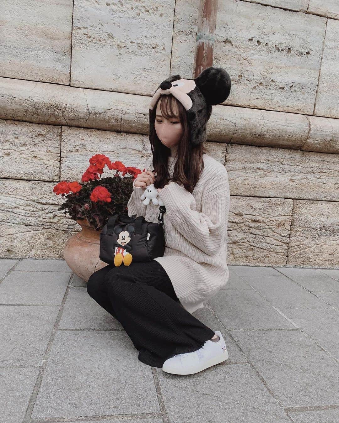 SHIHORINのインスタグラム：「𓂃𝔻𝕚𝕤𝕟𝕖𝕪  可愛すぎるスニーカーをget👟🤍 adidas Originalsとディズニーの新作コレクション🐭♡ わたしの履いてるデザインは白のスタンスミス♡ シンプルなデザインだから普段から履けるし さりげなくミキミニが両サイドにいたり ソールがスケルトンで靴底にはミッキーとミニーがいるの🥺 歩くたびにみえてかわすぎる🐭👟❣️  全国のABCマートとオンライン限定で12/19〜発売開始したよ✨ とっても人気みたいだから早めにチェックしてみてね🥺✨  #ABCマート #ディズニー  #クリスマスプレゼント#createdwithadidas #ABCMART #ミッキー #ミニー #pr #abc_mart_japan #adidastokyo」