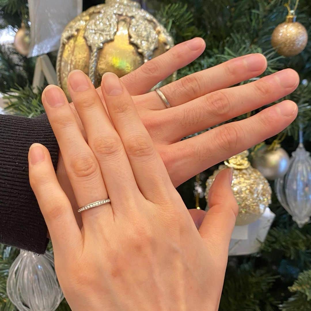 のインスタグラム：「————————————————﻿ ﻿ 【NIWAKA】﻿ ﻿ 「愛　とぎれることなく　時　杢目に重ねて」﻿ ﻿ 京杢目(きょうもくめ)は、﻿ 日本の伝統技法をもとに﻿ 現在の技術によって﻿ 更に木目模様の美しさを﻿ 最大限に引き出したシリーズ。﻿ ﻿ ﻿ 笑顔が素敵なお2人﻿ クリスマスツリーの前で記念に﻿ お写真を撮らせて頂きました🎄﻿ いつまでもお幸せに🥰﻿ ﻿ ————————————————﻿ ﻿ #JEWELRYPARIS﻿ #ジュエリーパリ﻿ #プレ花嫁﻿ #福井﻿ #fukui﻿ #福井結婚式﻿ #結婚指輪﻿ #婚約指輪﻿ #マリッジリング﻿ #エンゲージリング﻿ #ブライダル﻿ #リング﻿ #ピアス﻿ #ネックレス﻿ #パリクリ」