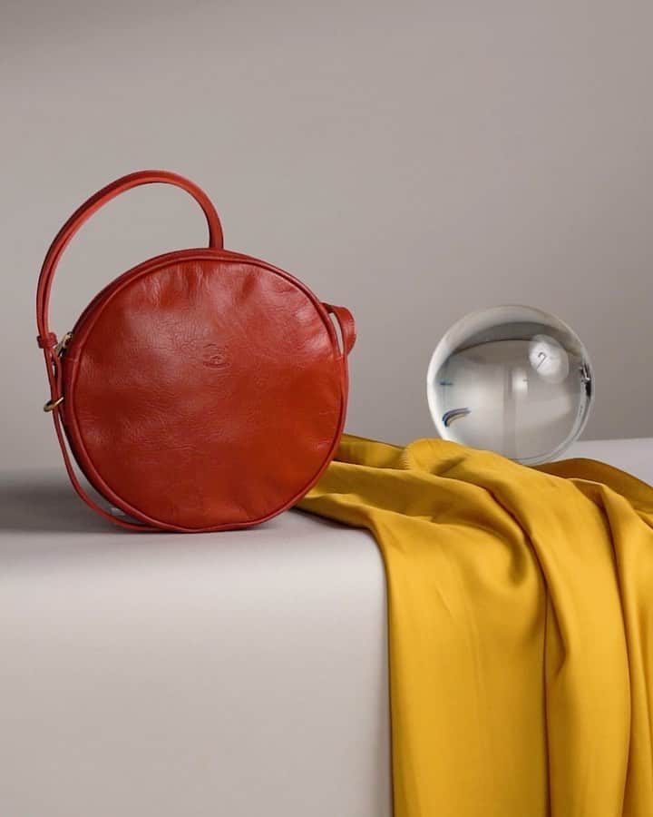 イルビゾンテのインスタグラム：「Make a wish!  Light and essential, our iconic Disco Bag will always be up for your adventures in search of happiness. #ilbisonte #asilentchristmas #madeinitaly #sustainability #merrychristmas」