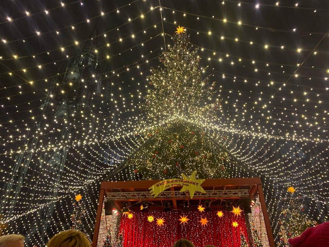 Chihiroのインスタグラム：「昨年のドイツ🇩🇪ケルンのクリスマスマーケット🎄  この日は13度と意外と暖かく 気合を入れて防寒対策をして行った我々は 暑い暑い言いながら廻った記憶。  ラッキーなことに客室乗務員時代はほぼヨーロッパ班で、素敵な景色と季節の行事にたくさん参加ができました。  次はハンガリーのクリスマスマーケットに行ってみたいなあ🎄  #クリスマスマーケット #christmasmarket #ケルンクリスマスマーケット #ドイツクリスマスマーケット #イメージコンサルタント #ヨーロッパクリスマスマーケット #christmasmarket2019 #元ca」