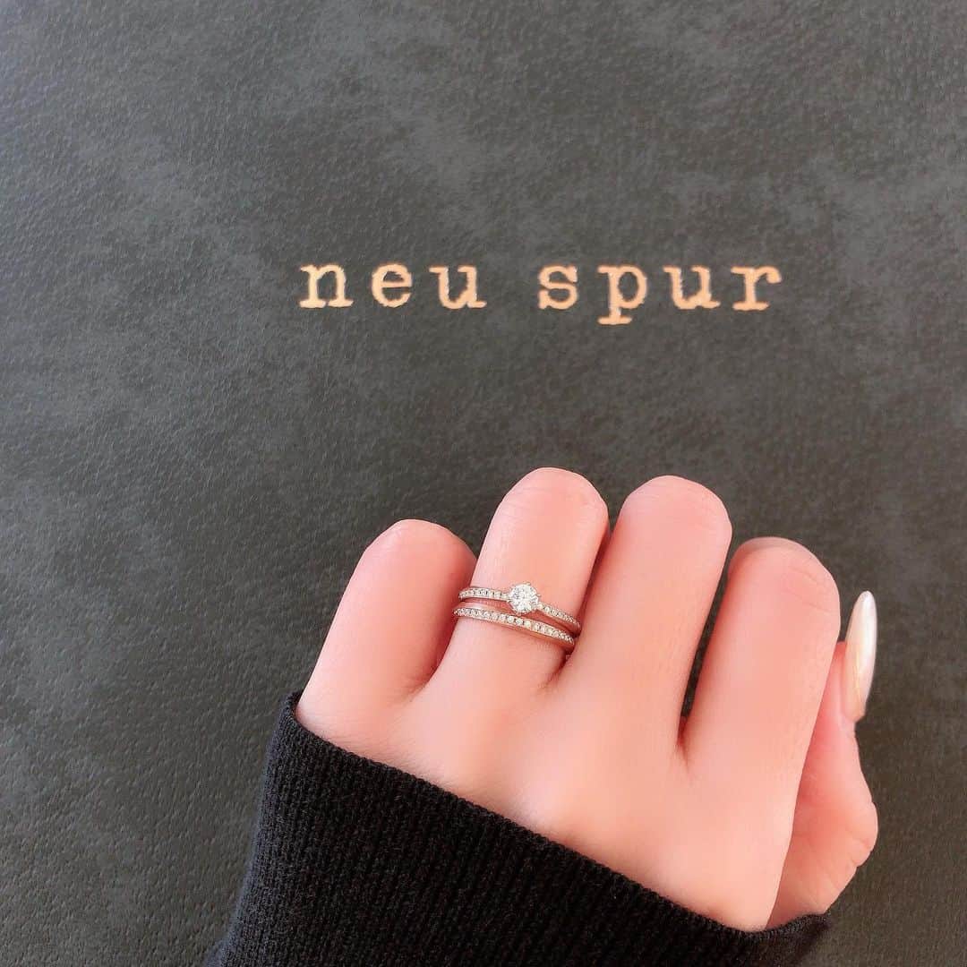 Muqbel ムクベルさんのインスタグラム写真 - (Muqbel ムクベルInstagram)「. 【neu spur】 リング名💎Flugel . 個性的なツチメ模様が特徴的です🦋   職人がフリーハンドでつくる ツチメ模様を特徴とした世界にひとつの指輪  ✨ツチメ模様とは✨ 指輪の表面をハンマーで叩き、何度も打ち付けることによって 独自の模様をつけていく、伝統的な鍛造製法。  Open☞  11:00〜20:00 Close☞  水曜日定休 TEL☎︎ 098-982-7018 *************************************************** #muqbel#bridal#沖縄プロポーズ#沖縄結婚指輪 #沖縄#北谷#ムクベル#ムクベル北谷#ミンサー #沖縄ジュエリーショップ#ミンサーリング#okinawa #プロポーズダイヤモンド#ミンサー織り#ミンサー柄 #ブライダル#ウェディング#サプライズ#プロポーズ #結婚式#指輪#婚約指輪 #結婚指輪#プロポーズリング #美浜#アメリカンビレッジ#ミンサー指輪#ノイシュプール#neuspur ***************************************************」12月25日 18時51分 - muqbel_bridal