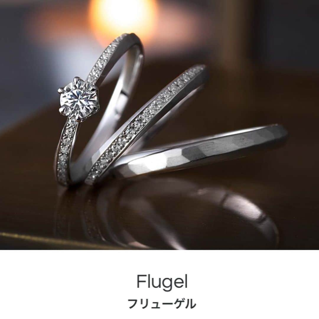 Muqbel ムクベルさんのインスタグラム写真 - (Muqbel ムクベルInstagram)「. 【neu spur】 リング名💎Flugel . 個性的なツチメ模様が特徴的です🦋   職人がフリーハンドでつくる ツチメ模様を特徴とした世界にひとつの指輪  ✨ツチメ模様とは✨ 指輪の表面をハンマーで叩き、何度も打ち付けることによって 独自の模様をつけていく、伝統的な鍛造製法。  Open☞  11:00〜20:00 Close☞  水曜日定休 TEL☎︎ 098-982-7018 *************************************************** #muqbel#bridal#沖縄プロポーズ#沖縄結婚指輪 #沖縄#北谷#ムクベル#ムクベル北谷#ミンサー #沖縄ジュエリーショップ#ミンサーリング#okinawa #プロポーズダイヤモンド#ミンサー織り#ミンサー柄 #ブライダル#ウェディング#サプライズ#プロポーズ #結婚式#指輪#婚約指輪 #結婚指輪#プロポーズリング #美浜#アメリカンビレッジ#ミンサー指輪#ノイシュプール#neuspur ***************************************************」12月25日 18時51分 - muqbel_bridal