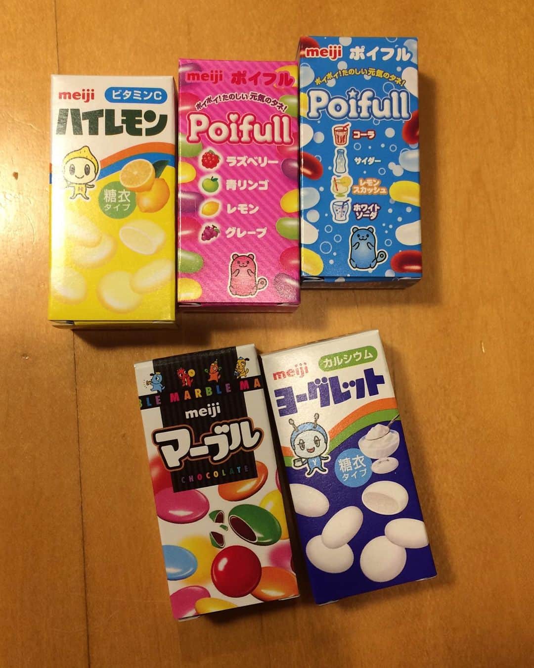 岡田屋鉄蔵のインスタグラム：「懐かしのシリーズ。 山賊が早速目を付けた。 箱で遊びたいんだよね。」