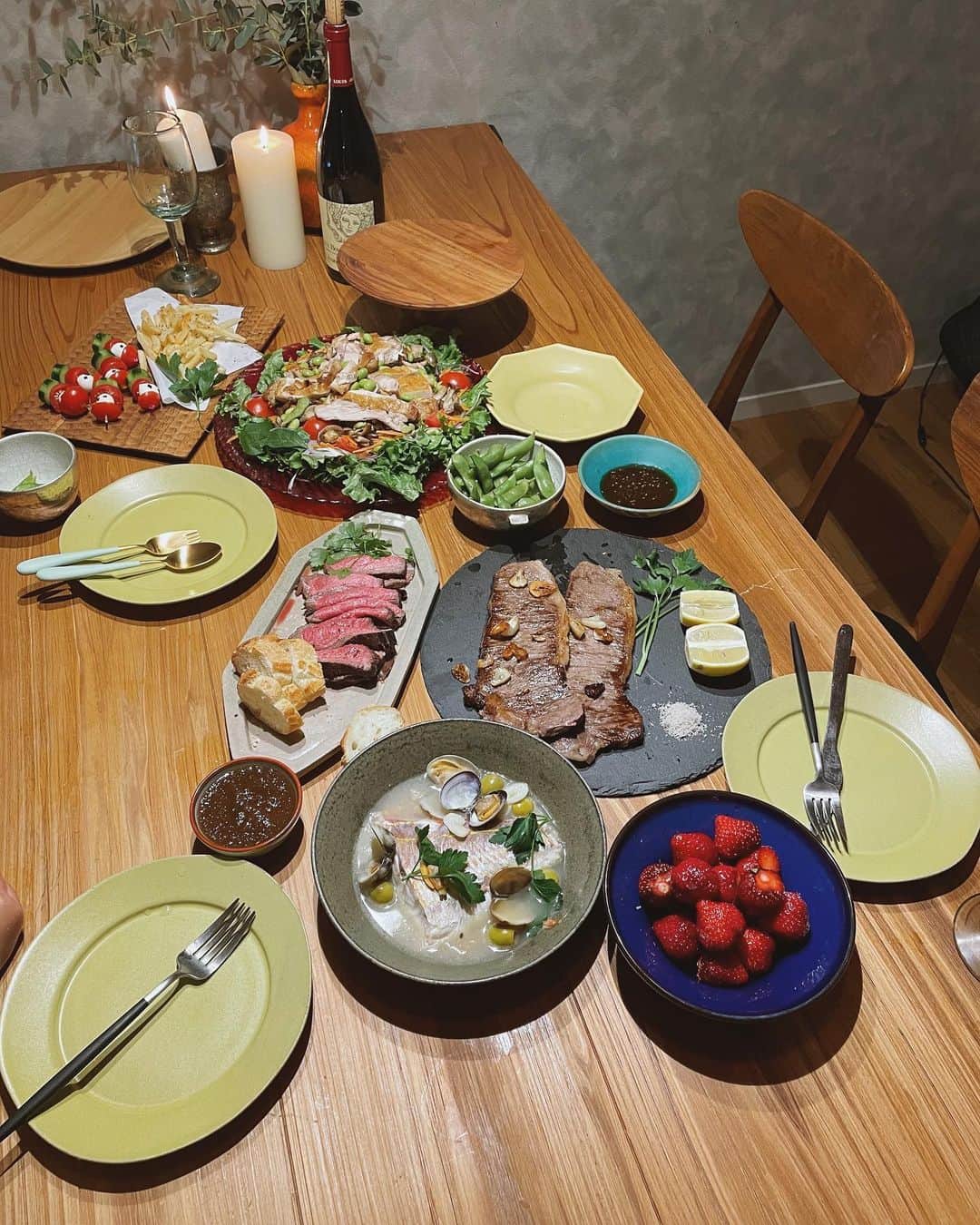 ジュジュのインスタグラム：「Merry  Xmas🎄 . 陽気に xmas songかけて楽しいお家 dinner🥳 . . #2020Xmas #🎁🎄　 #クチポールのナイフどこいった」