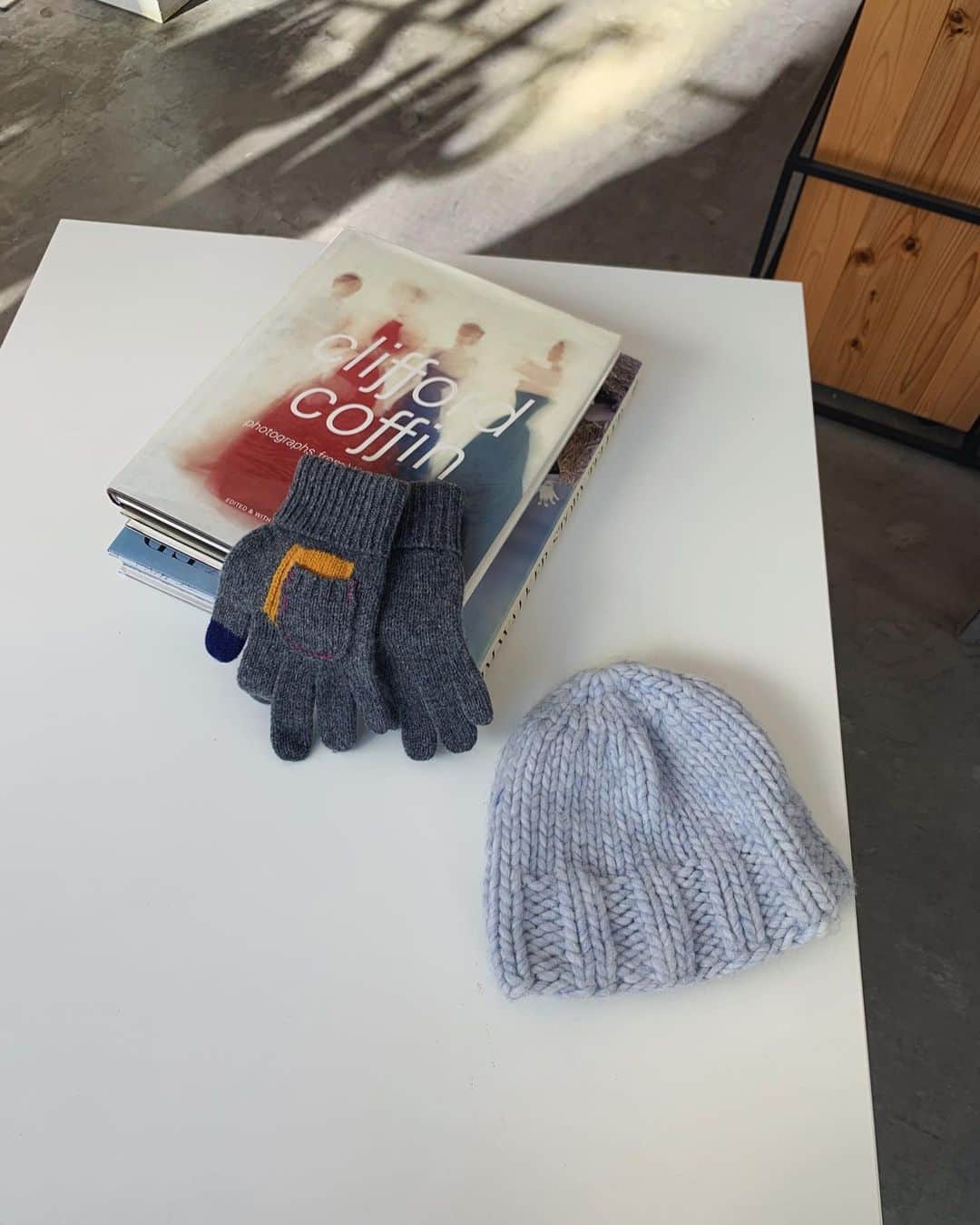 古屋美咲さんのインスタグラム写真 - (古屋美咲Instagram)「今年もこの冬セット🌲🎅🏻⚪️﻿ 自分で編んだガタガタな所も愛おしい帽子とキッズ用の手袋(ぴったり)﻿」12月25日 18時53分 - furuyamisaki_