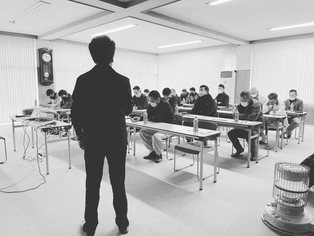 ONLY ONE HOUSE 株式会社 新谷組のインスタグラム：「✲  本日は新谷組の各関係会社様にお集まり頂き 今後の新谷組についての事業戦略会議を行いました！  新谷組も来年の2月で創業35周年を迎えます。 お客様、関係会社様、そして地域の皆様と 共存共栄をしていきたい、していくにはどうしたらいいのか、 新谷組としての考えをお話させて頂きました。  2021年、更にパワーアップした新谷組をお見せできるよう 邁進していきます！！  今年の事務所の営業は本日ももって仕事納めとさせて頂きました。 来年1月は6日(水)からの営業となります。  まだ少しありますが、 今年1年皆様ありがとうございました。 来年もどうぞよろしくお願い致します🙇‍♀️  インスタの投稿は年末年始も しますので見ていただけると嬉しいです💛  お弁当は｢伸｣さんにお願いしました😋🍴💓  ୨୧┈┈┈┈┈┈┈┈┈┈┈┈୨୧ パート・アルバイト募集のお知らせ  新谷組では一緒に働いてくれる方を募集しています♬︎♡ 仕事内容はパソコン使った事務作業とお客様対応👩🏻‍💻  詳しくは前の投稿をご覧下さい♥  ⚀ 本社TEL  0770-78-1255 ⚁ 事務所TEL  0770-59-2552 ⚂ E-Mail  shintanigumi@outlook.jp ⚃ 新谷組HP  http://www.shintanigumi.jg .  #新谷組#おおい町#舞鶴市#高浜町#小浜市#敦賀市#若狭町#美浜町#新築#一戸建て#外構工事#改修工事#シンプルライフ#マイホーム#マイホーム計画#注文住宅#デザイン住宅#自由設計#工務店#金属サイディング#パート募集#アルバイト募集#家事楽動線#家づくり #家事動線 #事務員募集」