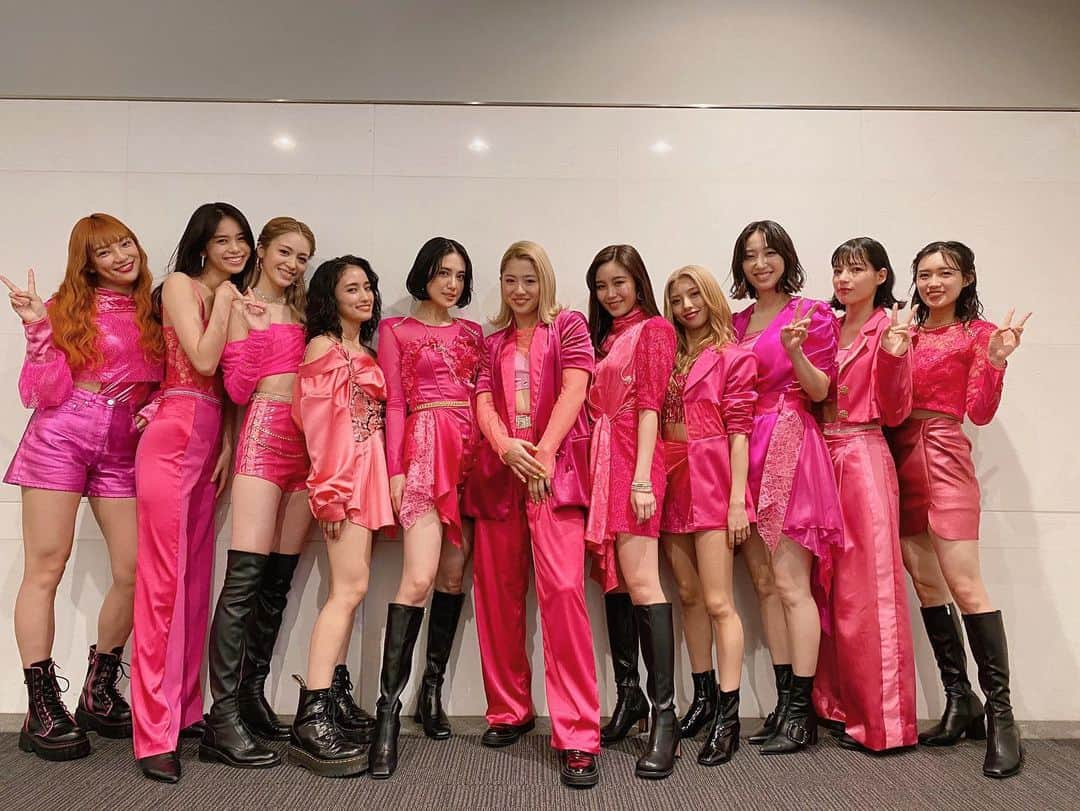 E-girlsのインスタグラム：「🎁🎄🎅﻿ ﻿ 「Mステ ウルトラ SUPERLIVE2020」﻿ E-girls 出演させていただきました😌❣️﻿ ﻿ E-girlsの代表曲「Follow Me」✨﻿ ﻿ そしてクリスマスソングといえば🎄﻿ 「Merry × Merry Xmas★」﻿ ﻿ そしてE-girls 11人。﻿ 想い入れがとても強い大切な楽曲﻿ 「北風と太陽」﻿ ﻿ スペシャルメドレーでお届けしました‼️﻿ いかがでしたか？🥺💓﻿ ﻿ 応援してくださるファンの皆さんに﻿ 素敵なクリスマスプレゼント🎁﻿ になっていたら嬉しいです😌💖﻿ ﻿ 次は12/28のラストライブ﻿ 「LIVE×ONLINE」でお会いしましょう‼️﻿ ﻿ #Egirls﻿ #Mステ﻿ #MステウルトラSUPERLIVE﻿ #FollowMe﻿ #MerryMerryXmas﻿ #北風と太陽」