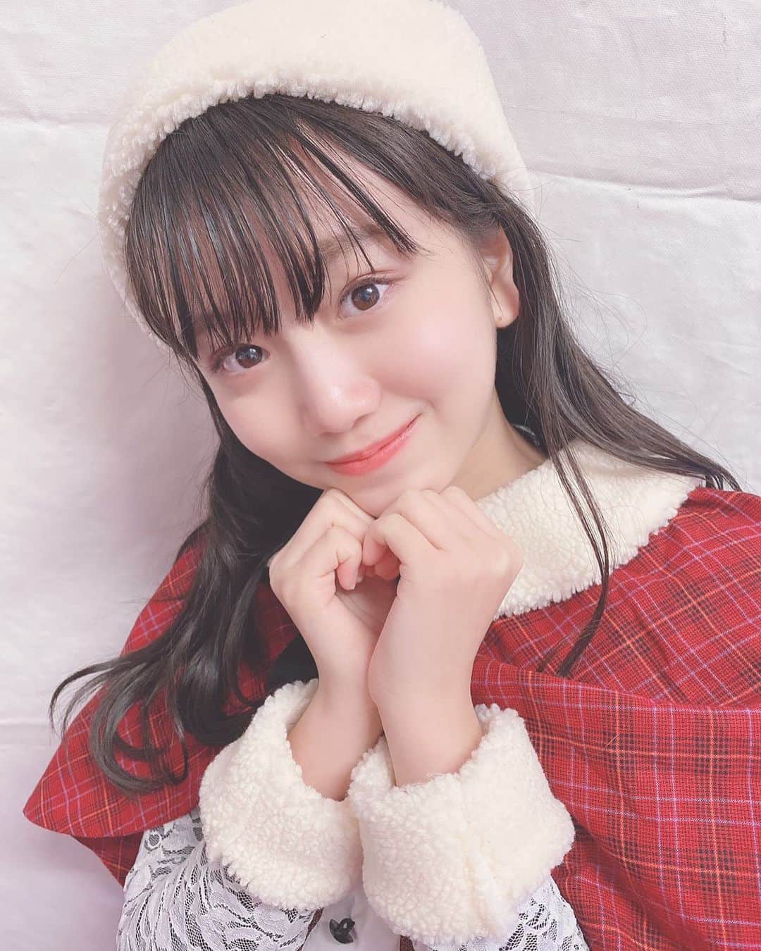 村田万葉のインスタグラム：「🎅🏻 ・ はっぴーめりーくりすます❕ ・ ・ かずはサンタです❤︎ ・ ・ みなさんいいクリスマスをお過ごしください✨🎄 ・ ・ #クリスマス #クリスマスコスプレ #サンタコス #サンタコスプレ #サンタ #サンタさん」