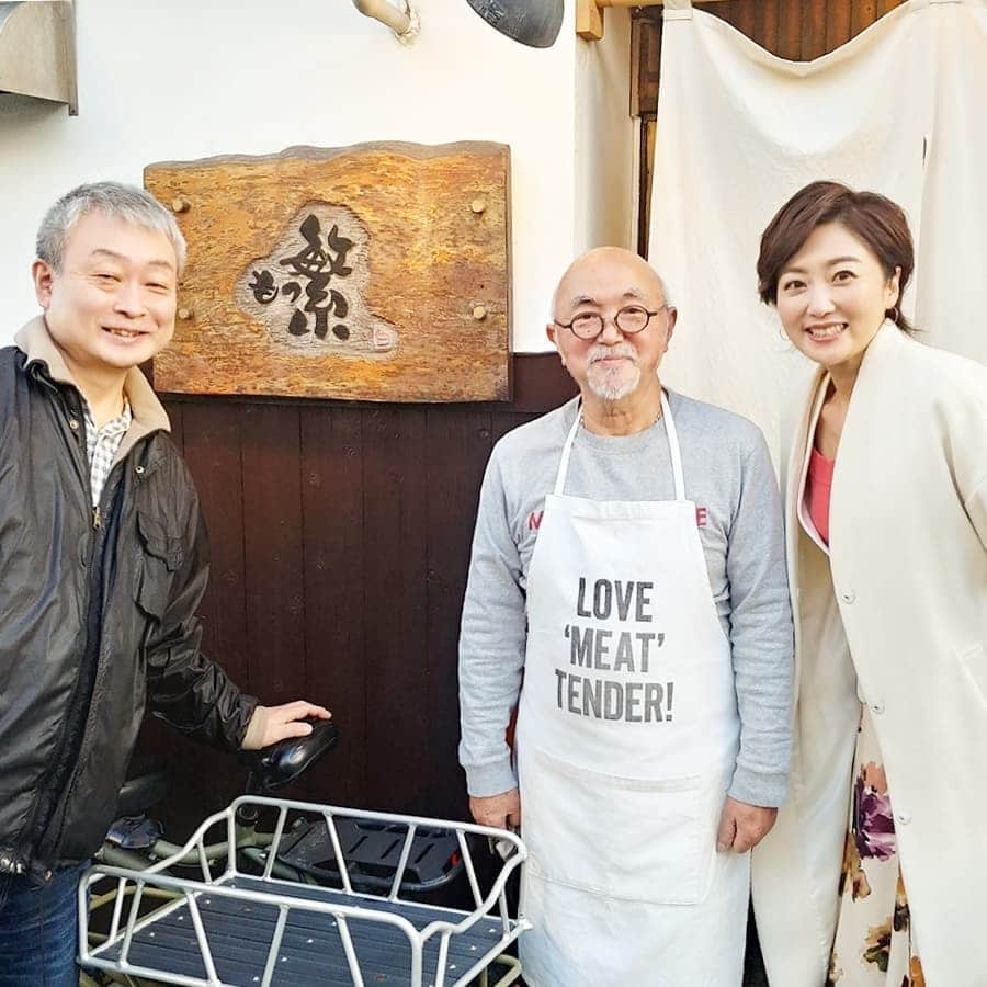 池尻和佳子さんのインスタグラム写真 - (池尻和佳子Instagram)「今日は、大好きなお店、福岡市中央区赤坂の「もつ繁」で仕事納めでした‼️‼️  １月11日放送予定の「サシめし福岡」お楽しみに🤗  ゲストは歌舞伎俳優の、あのお方です❇️食のスペシャリスト弓削聞平さんも一緒で、楽しい現場でした🍀  #もつ#もつ繁#すき焼き#タダイマ #サシめし#福岡#rkb#仕事納め#赤坂 #大将#お茶目#大病#乗り越えた #１月#放送#収録#歌舞伎#博多座#2月 #花形歌舞伎#楽しみ#love#meat#tender」12月25日 18時56分 - wakako_ikejiri_rkb